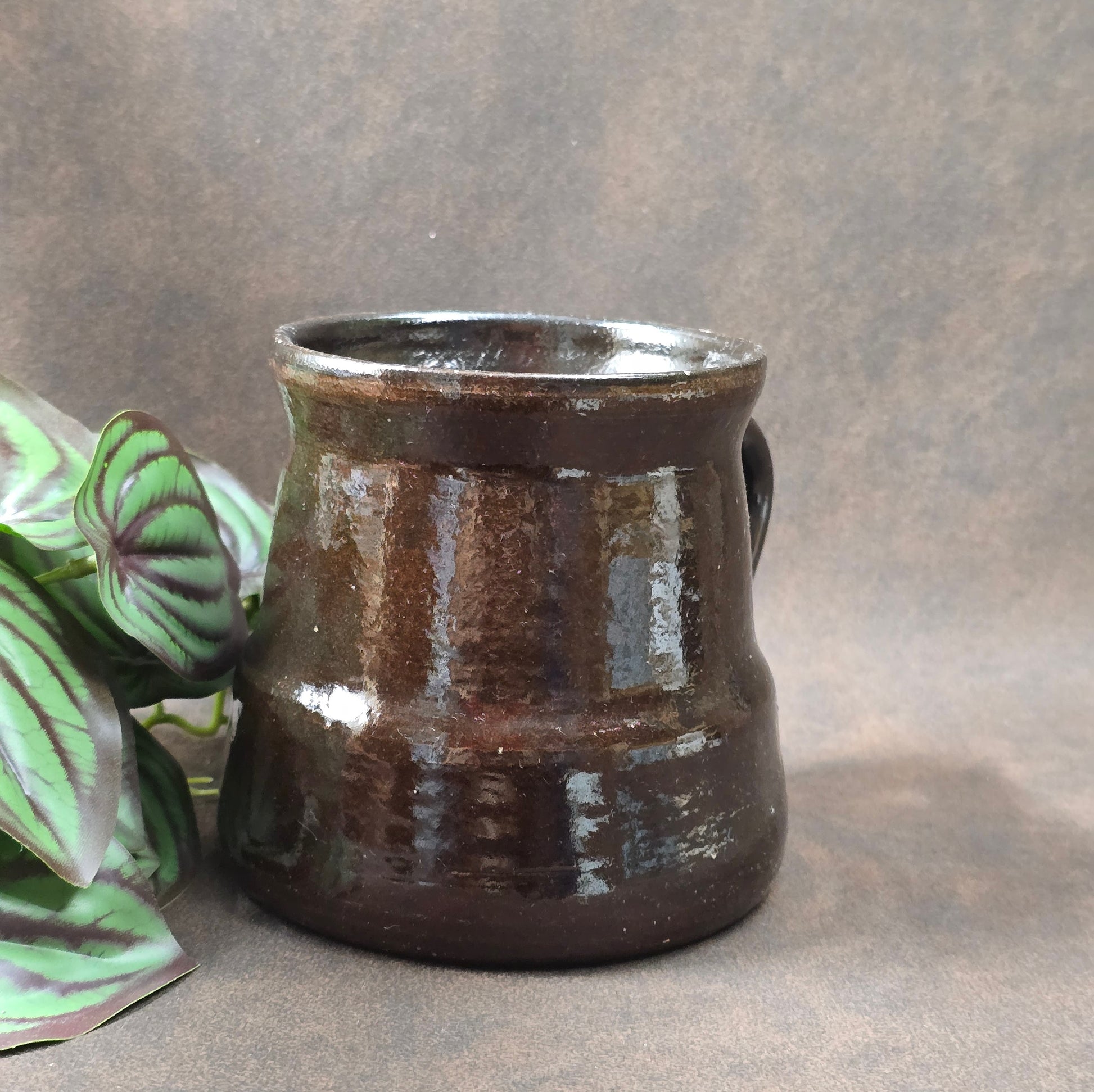 Vintage Henkelbecher 0,5L – handgemacht, rote Irdenware mit dunkler Glasur, Balkan 70er/80er. Rustikal, charmant & ein Stück Ostblock-Urlaubsgeschichte.