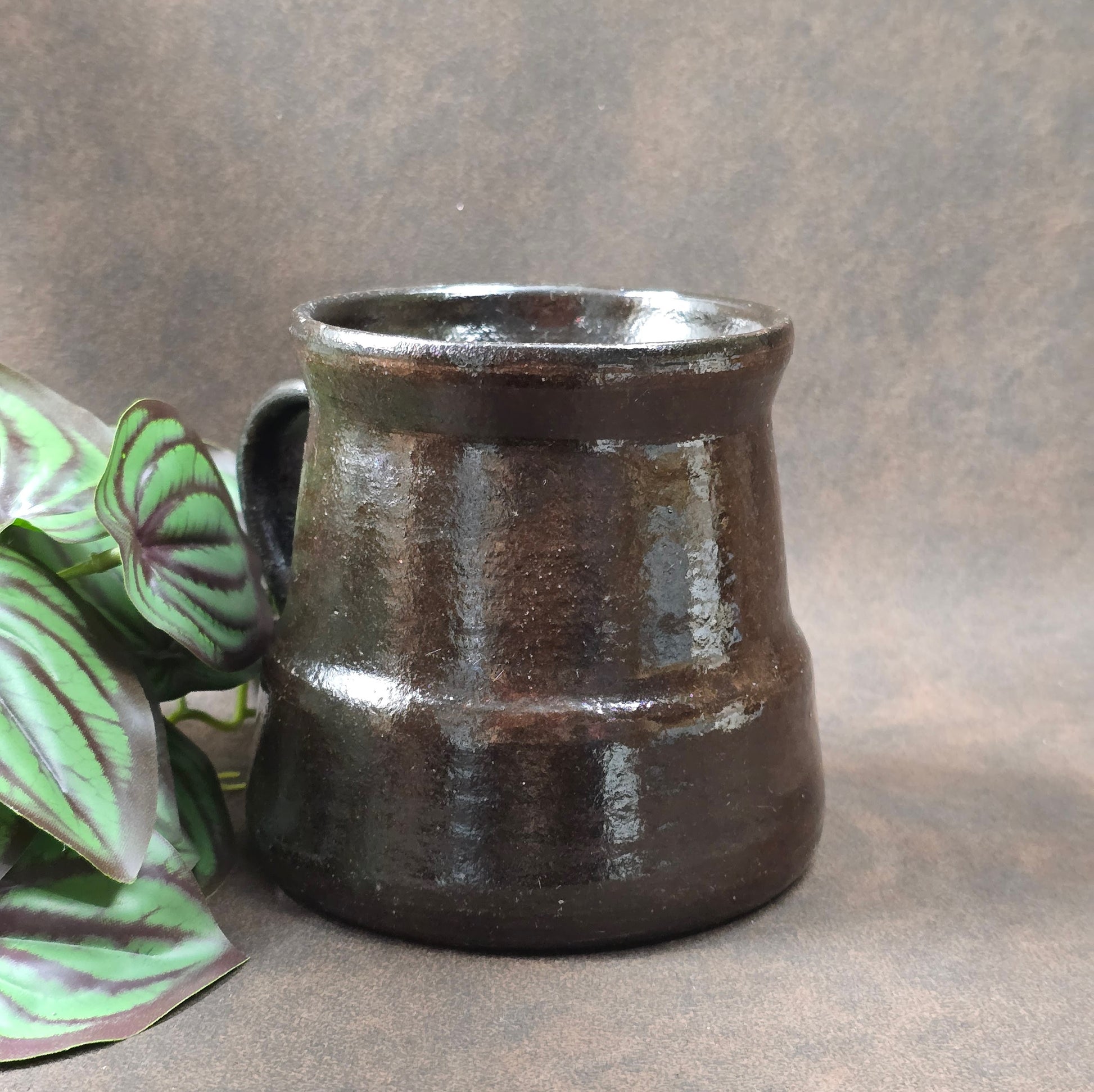 Vintage Henkelbecher 0,5L – handgemacht, rote Irdenware mit dunkler Glasur, Balkan 70er/80er. Rustikal, charmant & ein Stück Ostblock-Urlaubsgeschichte.