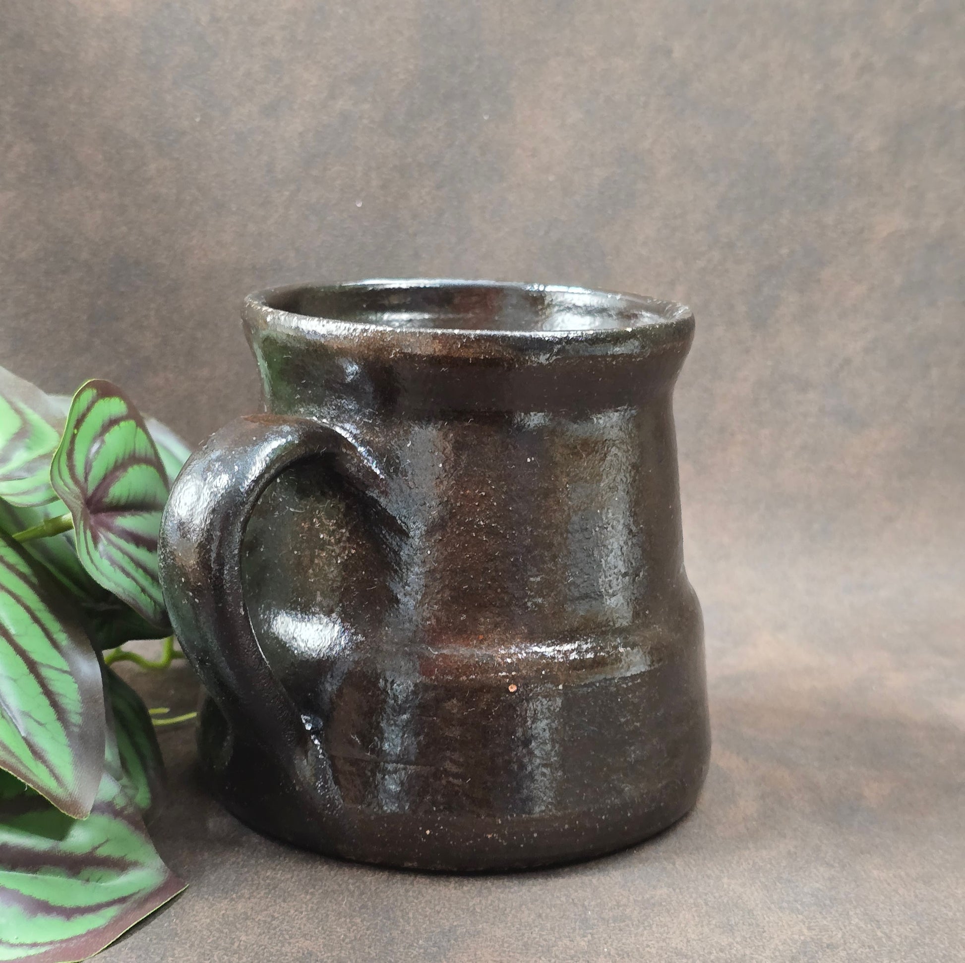 Vintage Henkelbecher 0,5L – handgemacht, rote Irdenware mit dunkler Glasur, Balkan 70er/80er. Rustikal, charmant & ein Stück Ostblock-Urlaubsgeschichte.