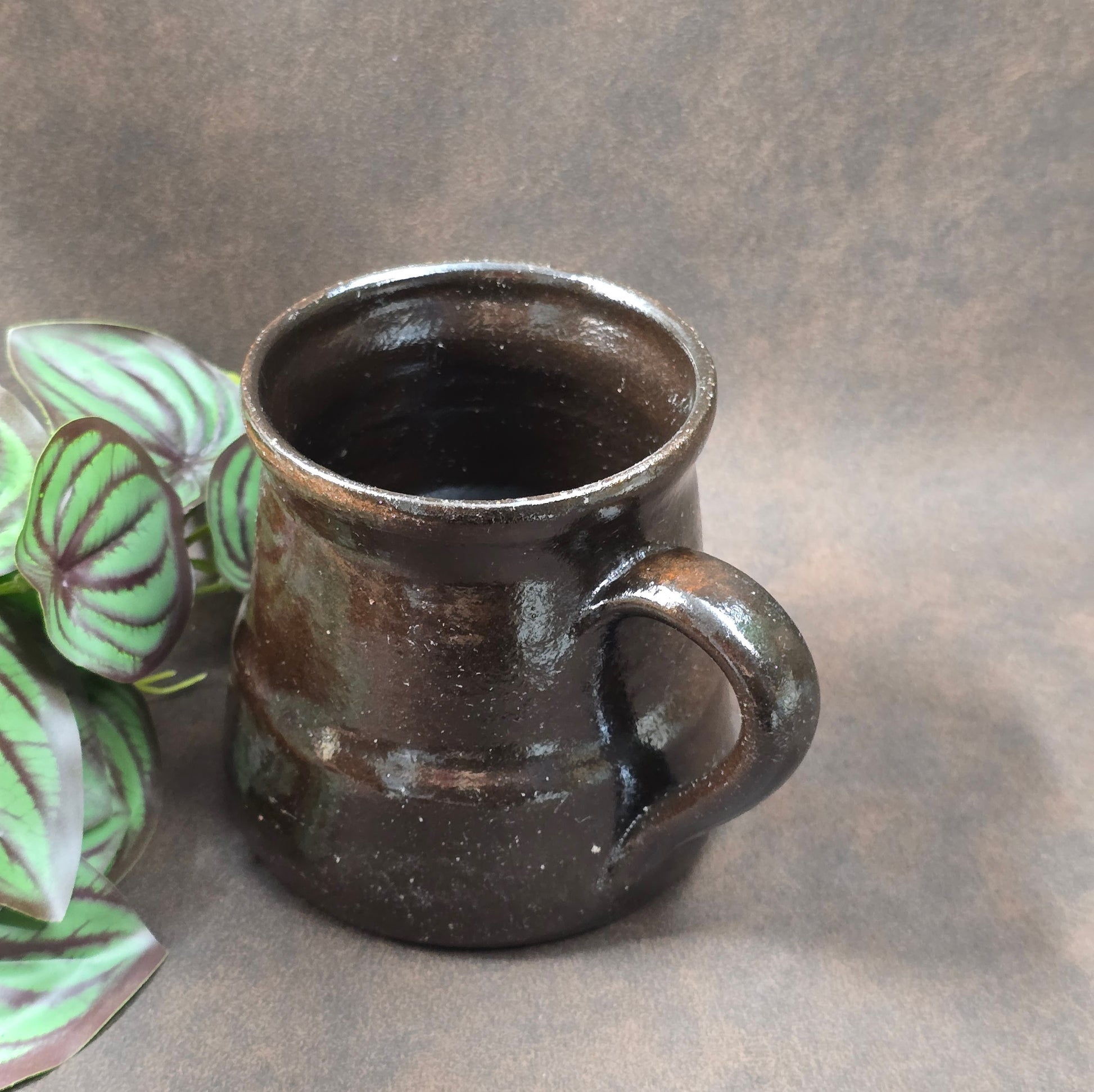 Vintage Henkelbecher 0,5L – handgemacht, rote Irdenware mit dunkler Glasur, Balkan 70er/80er. Rustikal, charmant & ein Stück Ostblock-Urlaubsgeschichte.