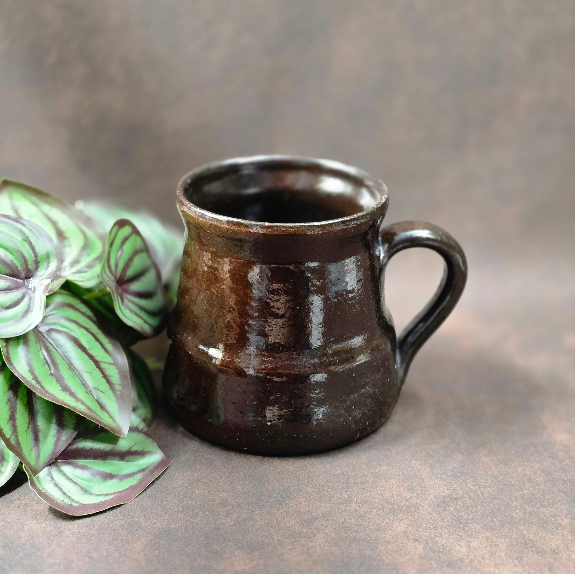 Vintage Henkelbecher 0,5L – handgemacht, rote Irdenware mit dunkler Glasur, Balkan 70er/80er. Rustikal, charmant & ein Stück Ostblock-Urlaubsgeschichte.