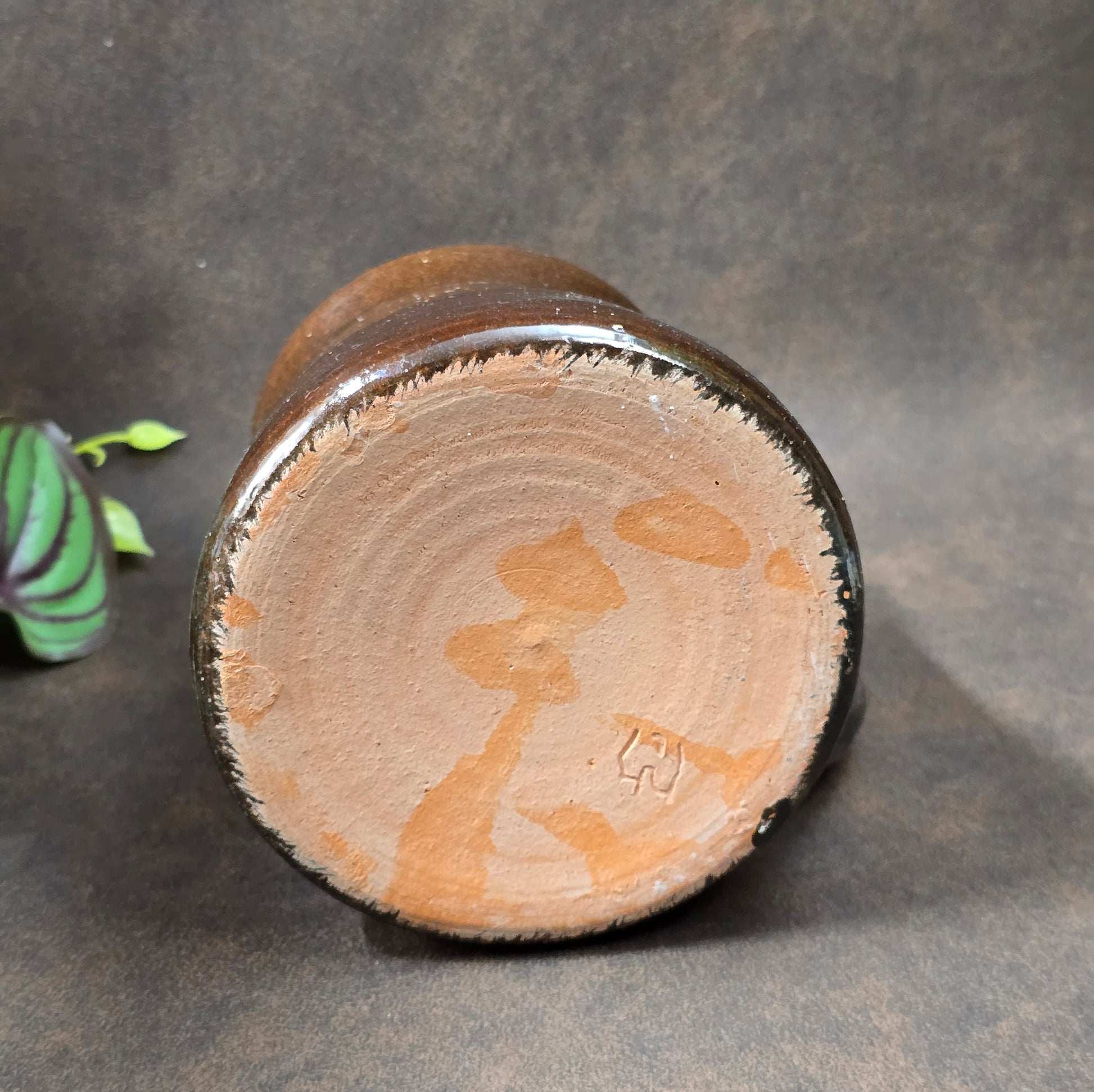 Vintage Henkelbecher 0,5L – handgemacht, rote Irdenware mit dunkler Glasur, Balkan 70er/80er. Rustikal, charmant & ein Stück Ostblock-Urlaubsgeschichte.