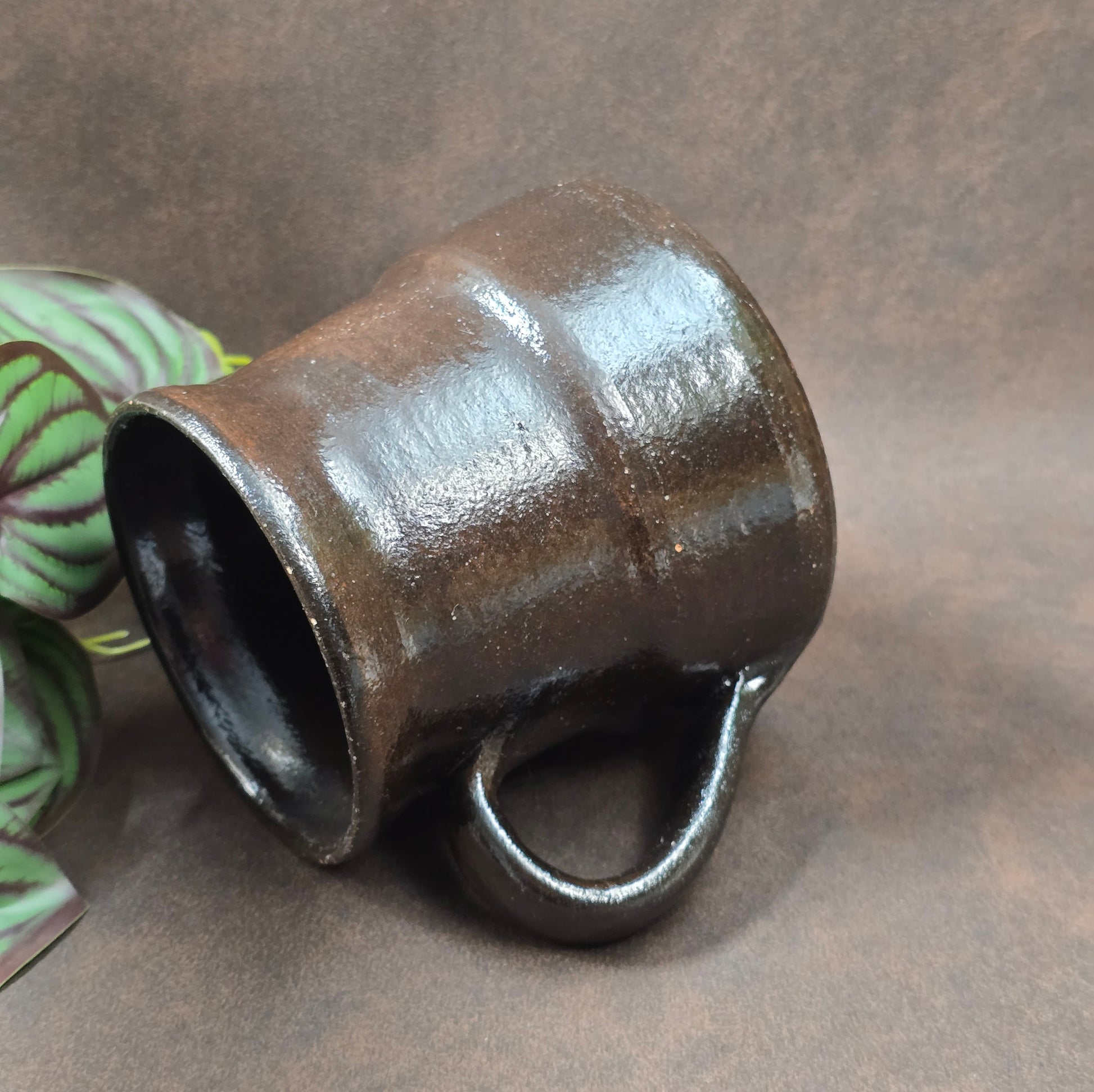 Vintage Henkelbecher 0,5L – handgemacht, rote Irdenware mit dunkler Glasur, Balkan 70er/80er. Rustikal, charmant & ein Stück Ostblock-Urlaubsgeschichte.