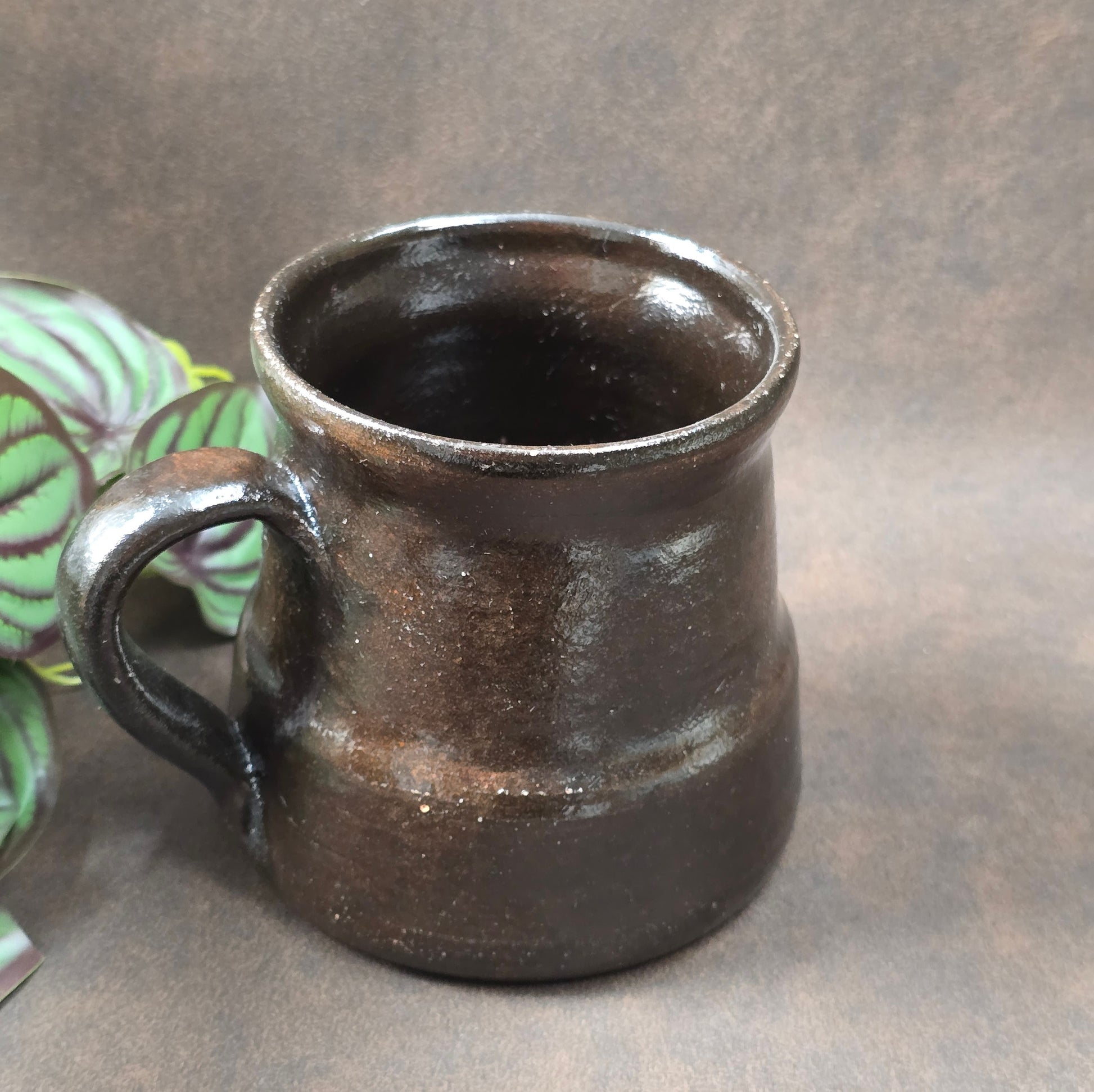 Vintage Henkelbecher 0,5L – handgemacht, rote Irdenware mit dunkler Glasur, Balkan 70er/80er. Rustikal, charmant & ein Stück Ostblock-Urlaubsgeschichte.