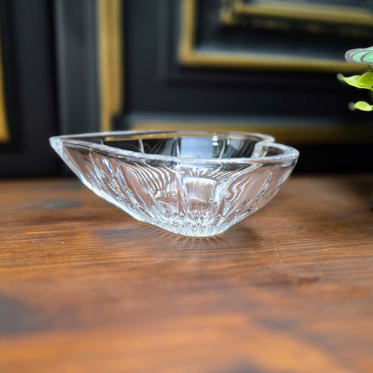 Herzförmige Kristallschale aus 24% Bleikristall – ca. 1980er – mit Original-Sticker. Perfekt als Konfektschale oder Deko!