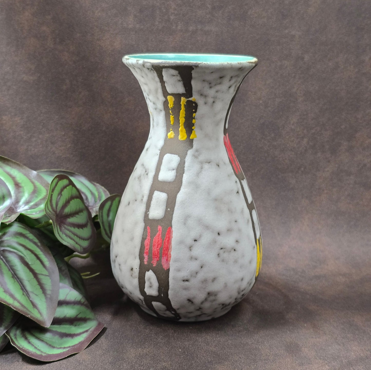 Jasba Keramikvase im Mid-Century-Stil – 60er/70er Original aus West Germany, Türkis-Innenglasur & farbiges Reliefmuster, top erhalten.