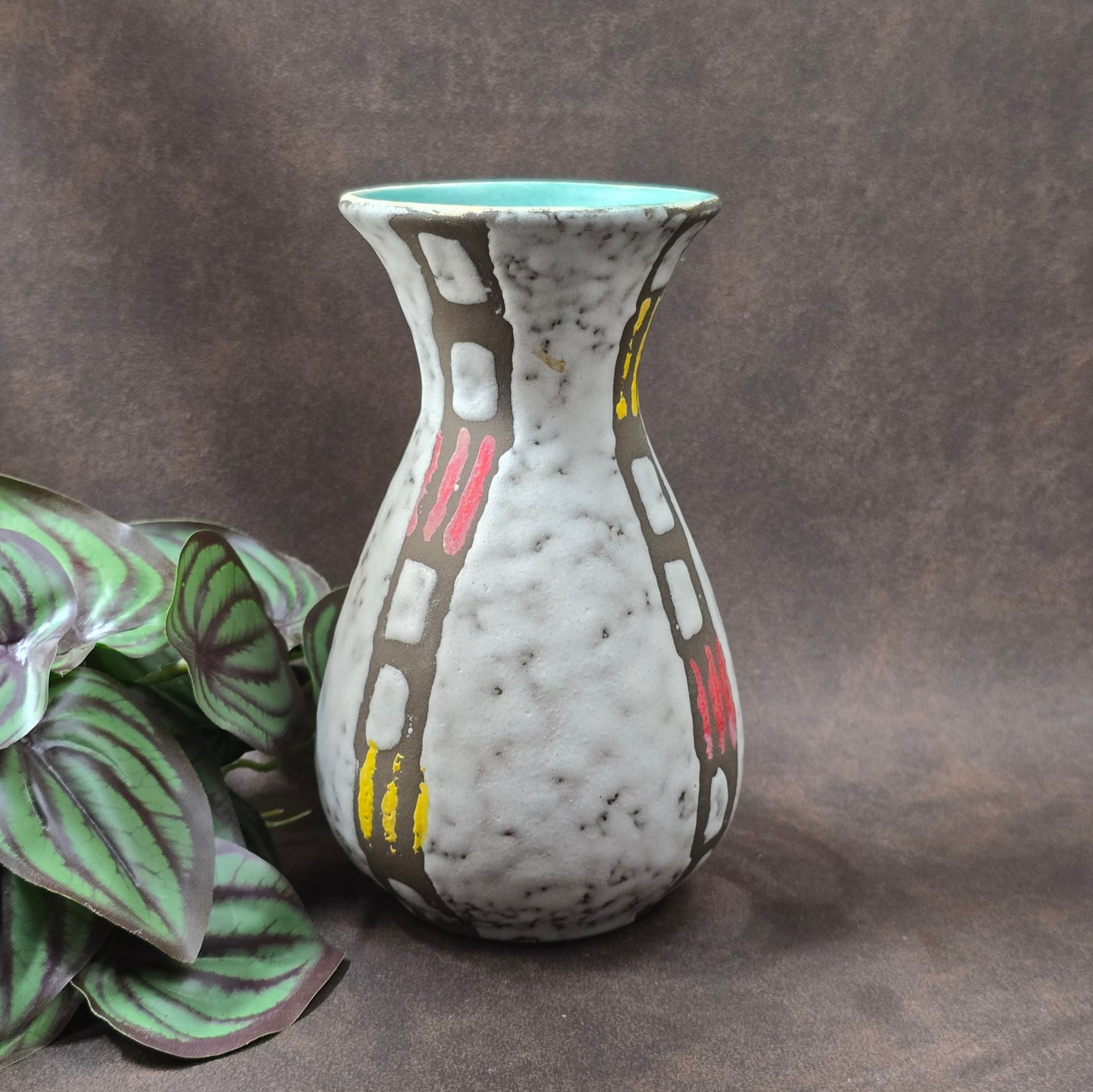 Jasba Keramikvase im Mid-Century-Stil – 60er/70er Original aus West Germany, Türkis-Innenglasur & farbiges Reliefmuster, top erhalten.