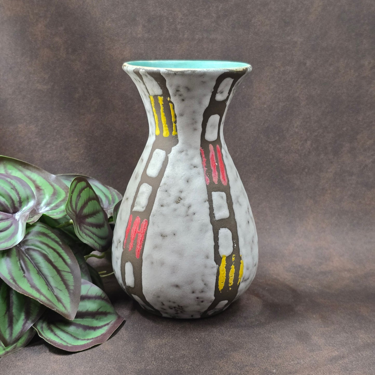 Jasba Keramikvase im Mid-Century-Stil – 60er/70er Original aus West Germany, Türkis-Innenglasur & farbiges Reliefmuster, top erhalten.