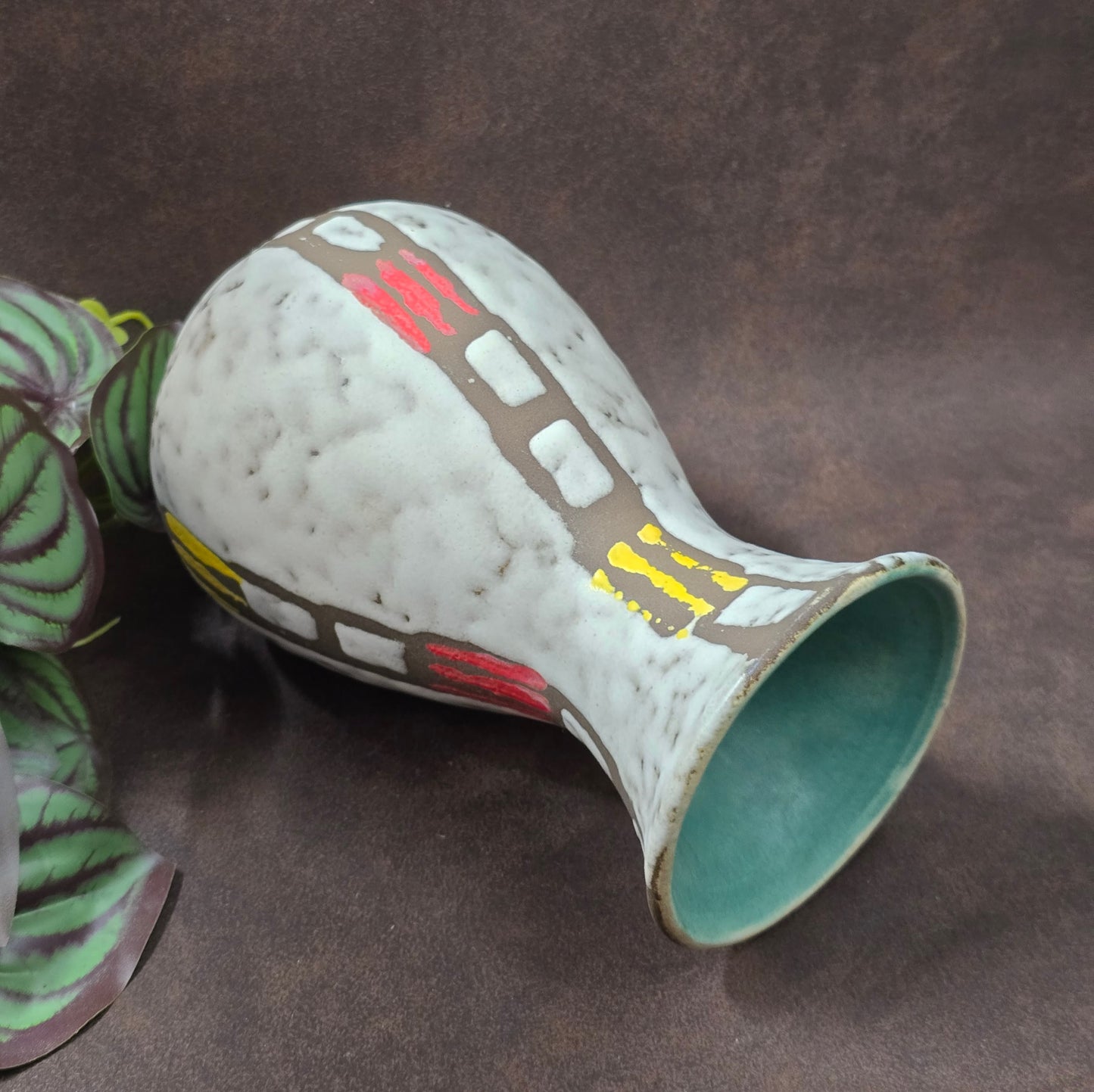 Jasba Keramikvase im Mid-Century-Stil – 60er/70er Original aus West Germany, Türkis-Innenglasur & farbiges Reliefmuster, top erhalten.