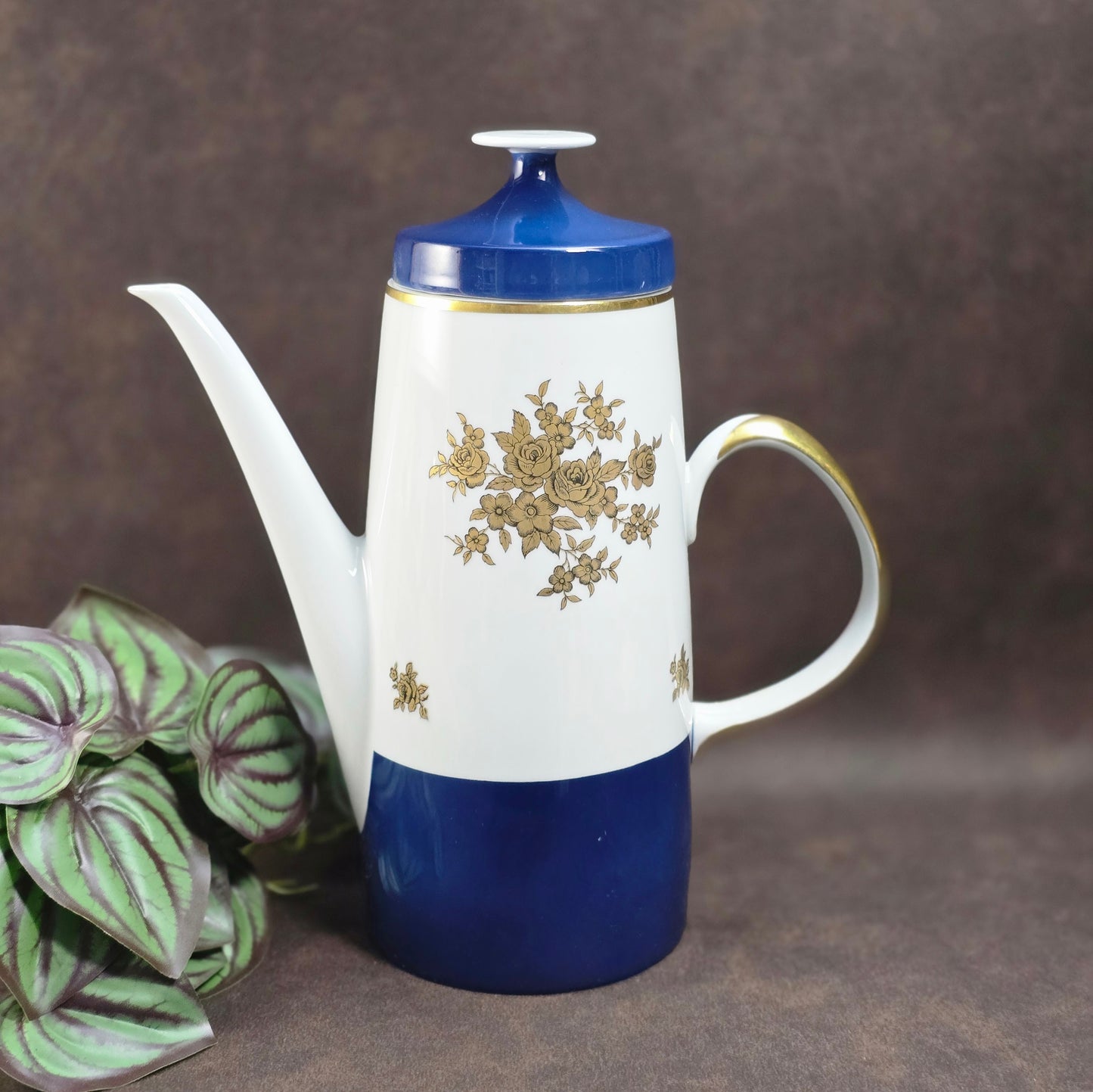 Elegante Vintage-Kaffeekanne von Lichte Fine China (DDR) im Art-Deco-Stil – Blau-Weiß mit Gold. Ideal als Ersatzkanne oder stilvolles Einzelstück.