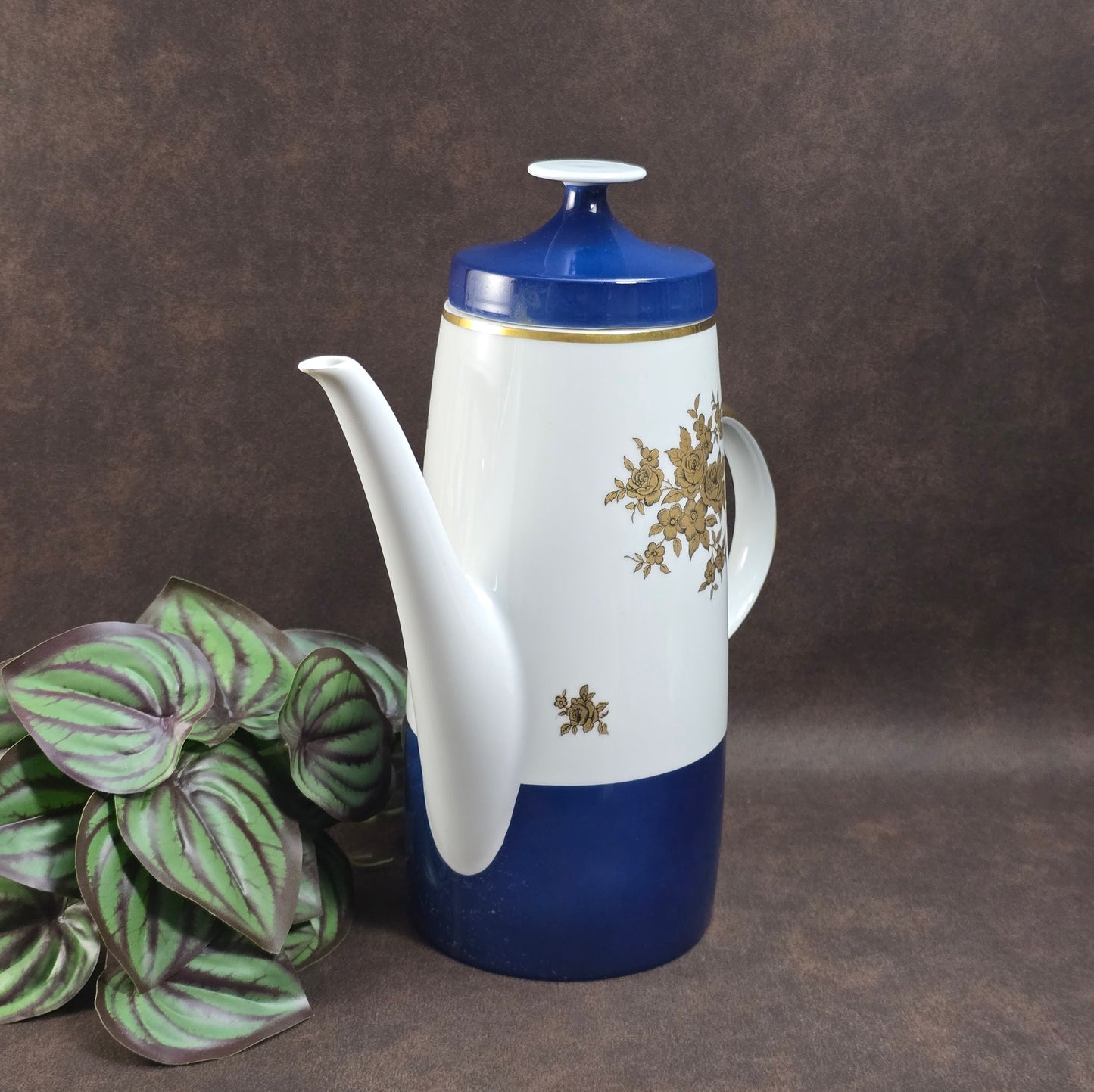 Elegante Vintage-Kaffeekanne von Lichte Fine China (DDR) im Art-Deco-Stil – Blau-Weiß mit Gold. Ideal als Ersatzkanne oder stilvolles Einzelstück.