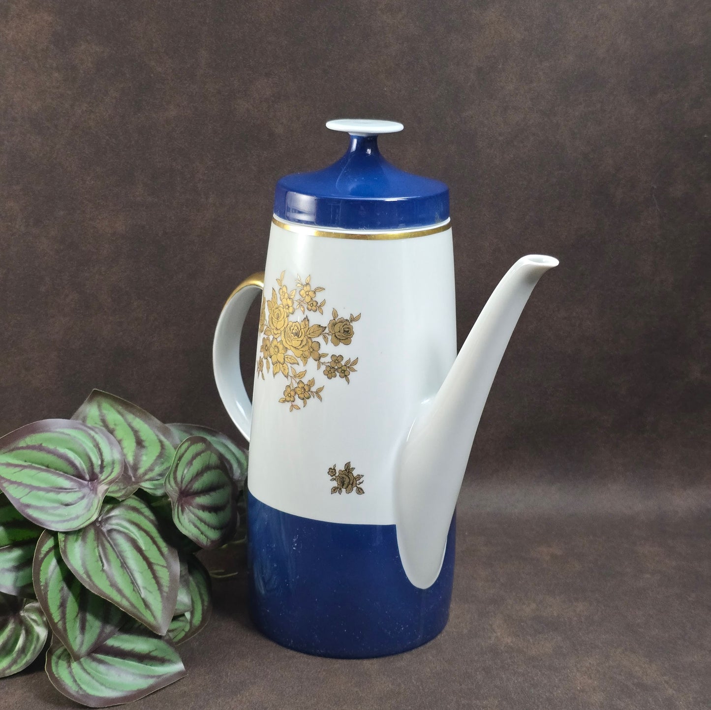 Elegante Vintage-Kaffeekanne von Lichte Fine China (DDR) im Art-Deco-Stil – Blau-Weiß mit Gold. Ideal als Ersatzkanne oder stilvolles Einzelstück.
