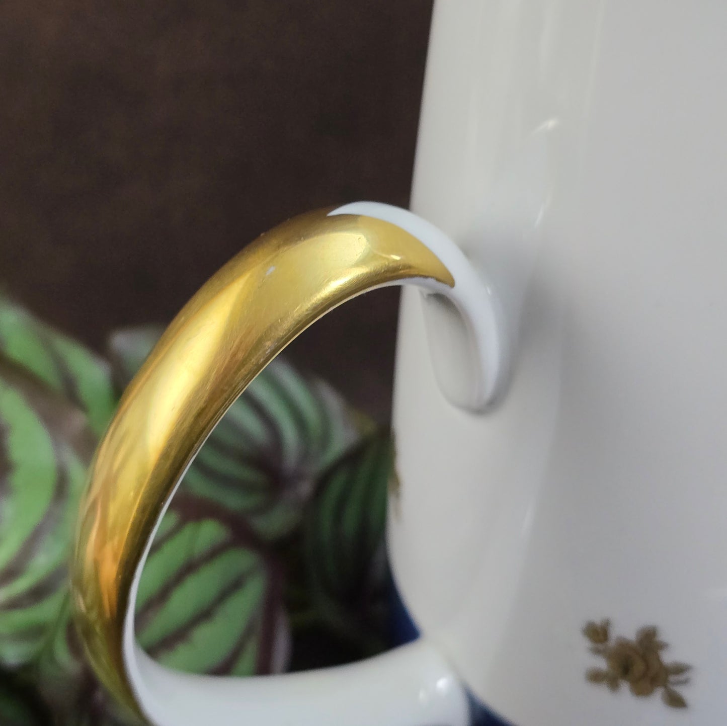 Elegante Vintage-Kaffeekanne von Lichte Fine China (DDR) im Art-Deco-Stil – Blau-Weiß mit Gold. Ideal als Ersatzkanne oder stilvolles Einzelstück.