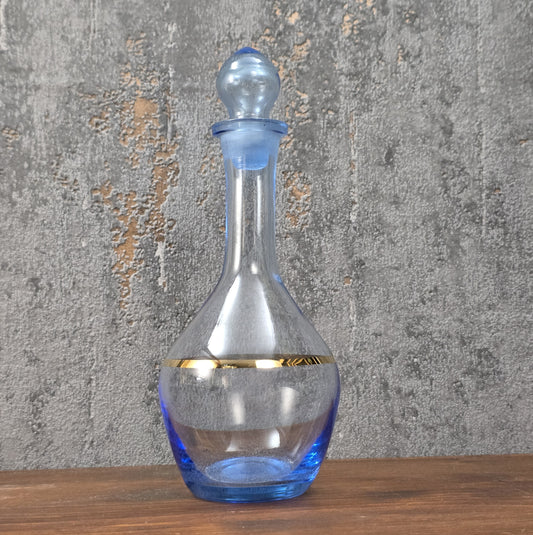 Elegantes Vintage-Likörset aus blauem Bohemia-Glas mit Goldrand, bestehend aus Karaffe und sechs Gläsern, 1960er–1970er Jahre.