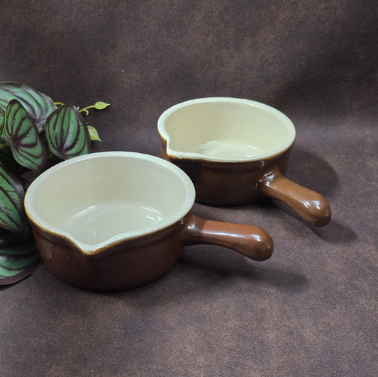 Set aus 2 Saucenpfännchen, braun/creme. Schweres Steinzeug, Landhaus-Look, ca. 1970er–1980er. Praktisch & dekorativ, gute Erhaltung mit Patina/Craquelé.