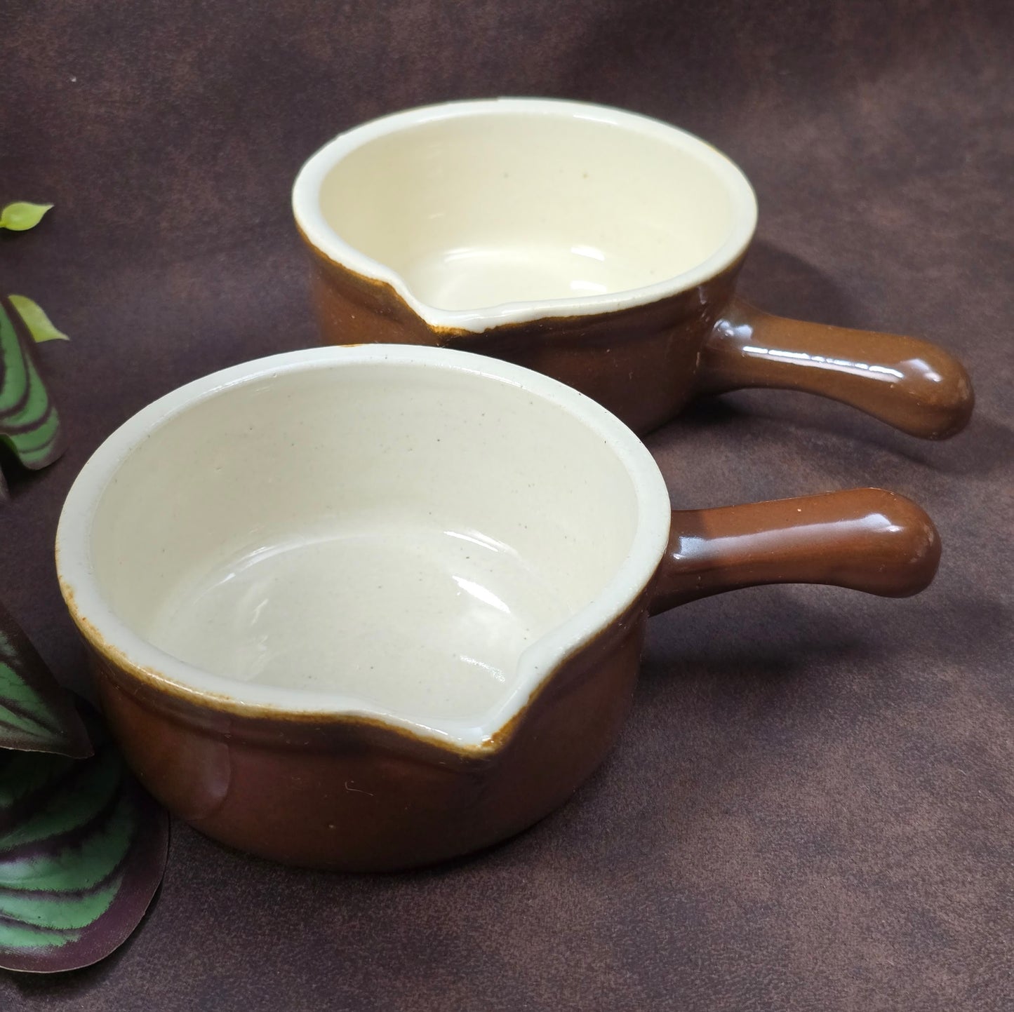 Set aus 2 Saucenpfännchen, braun/creme. Schweres Steinzeug, Landhaus-Look, ca. 1970er–1980er. Praktisch & dekorativ, gute Erhaltung mit Patina/Craquelé.