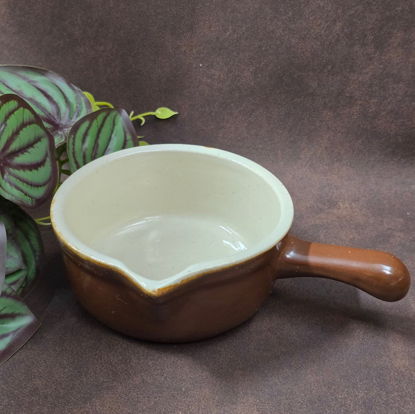 Set aus 2 Saucenpfännchen, braun/creme. Schweres Steinzeug, Landhaus-Look, ca. 1970er–1980er. Praktisch & dekorativ, gute Erhaltung mit Patina/Craquelé.
