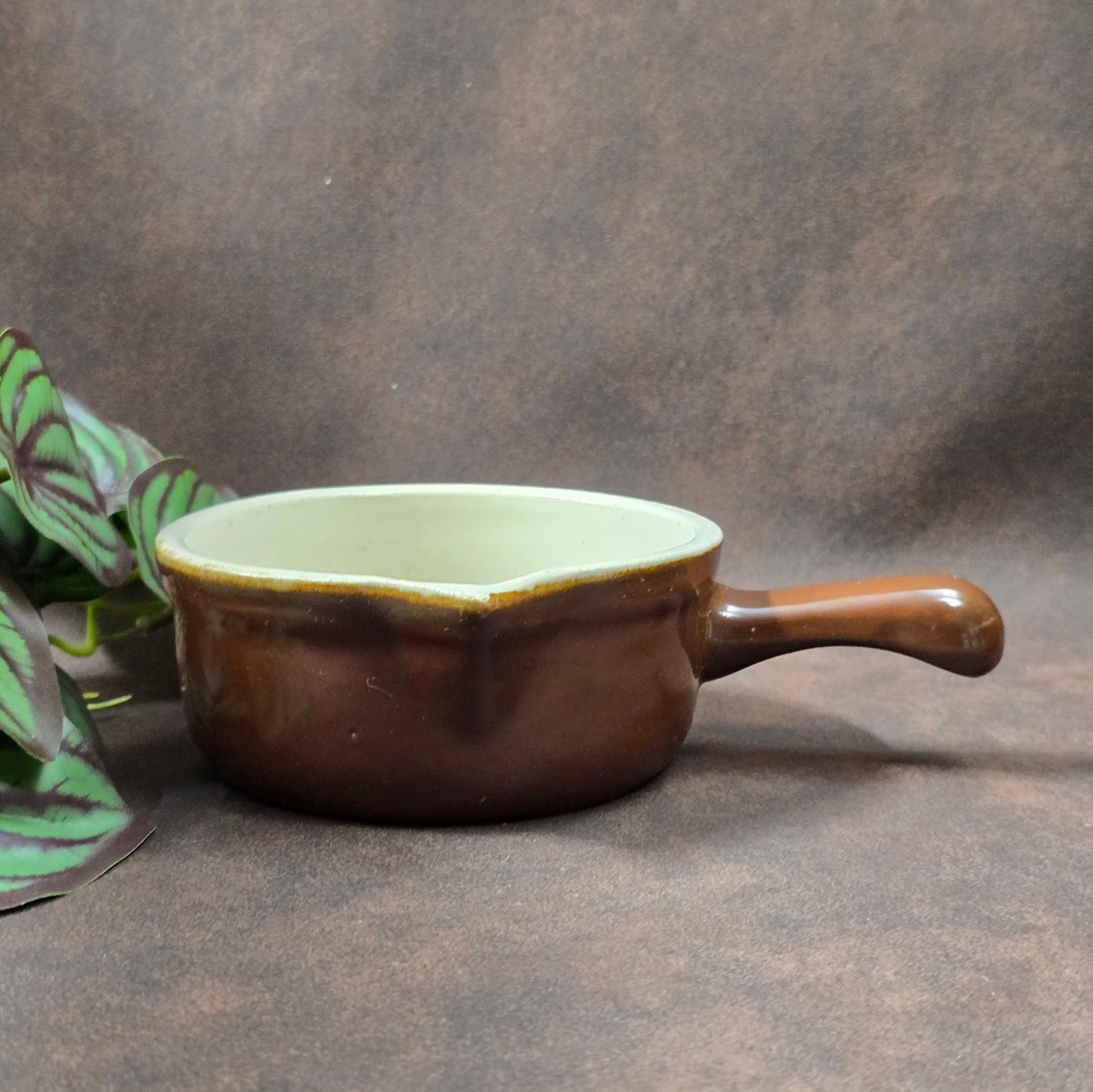 Set aus 2 Saucenpfännchen, braun/creme. Schweres Steinzeug, Landhaus-Look, ca. 1970er–1980er. Praktisch & dekorativ, gute Erhaltung mit Patina/Craquelé.
