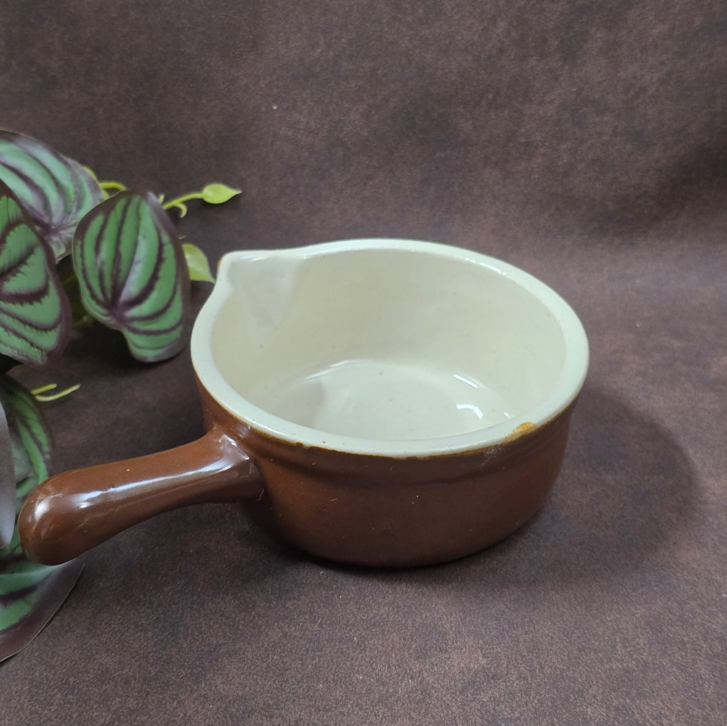 Set aus 2 Saucenpfännchen, braun/creme. Schweres Steinzeug, Landhaus-Look, ca. 1970er–1980er. Praktisch & dekorativ, gute Erhaltung mit Patina/Craquelé.