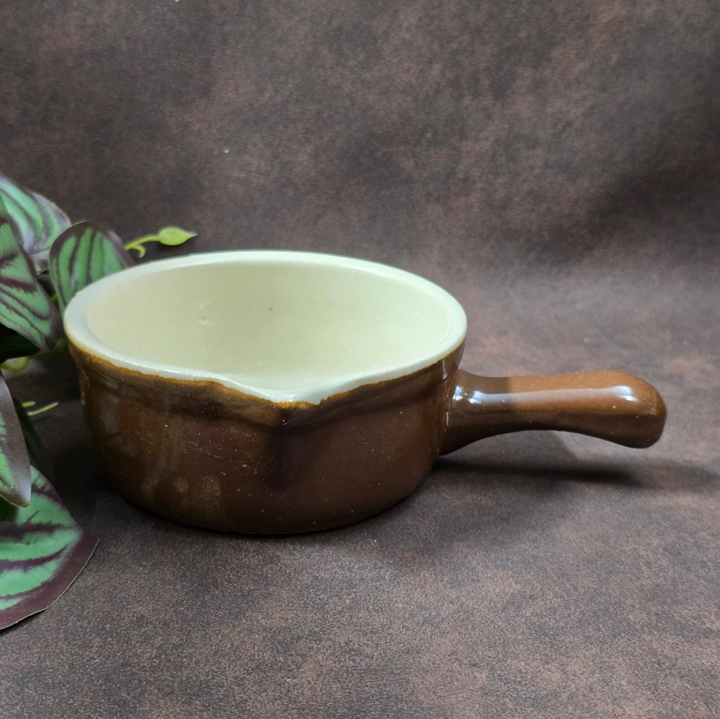 Set aus 2 Saucenpfännchen, braun/creme. Schweres Steinzeug, Landhaus-Look, ca. 1970er–1980er. Praktisch & dekorativ, gute Erhaltung mit Patina/Craquelé.