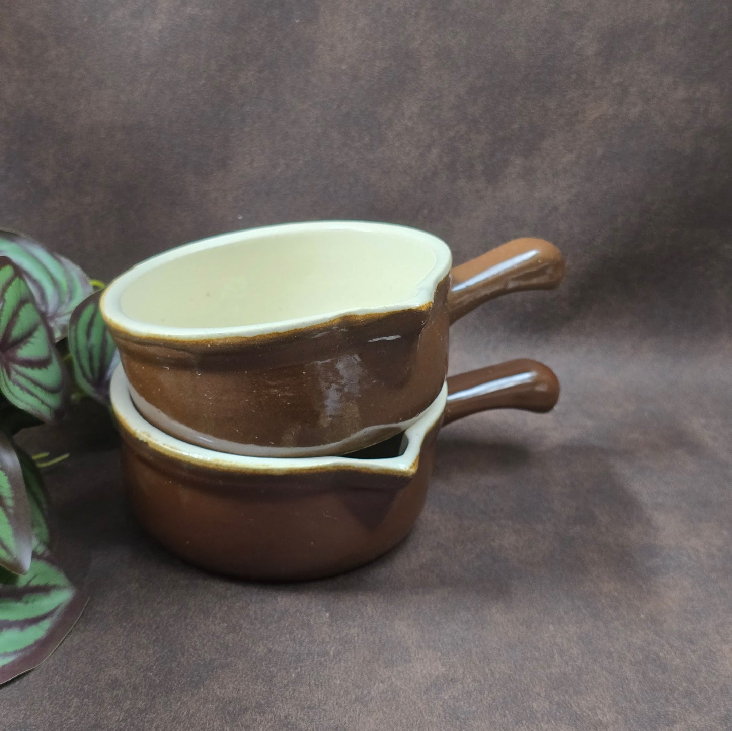 Set aus 2 Saucenpfännchen, braun/creme. Schweres Steinzeug, Landhaus-Look, ca. 1970er–1980er. Praktisch & dekorativ, gute Erhaltung mit Patina/Craquelé.