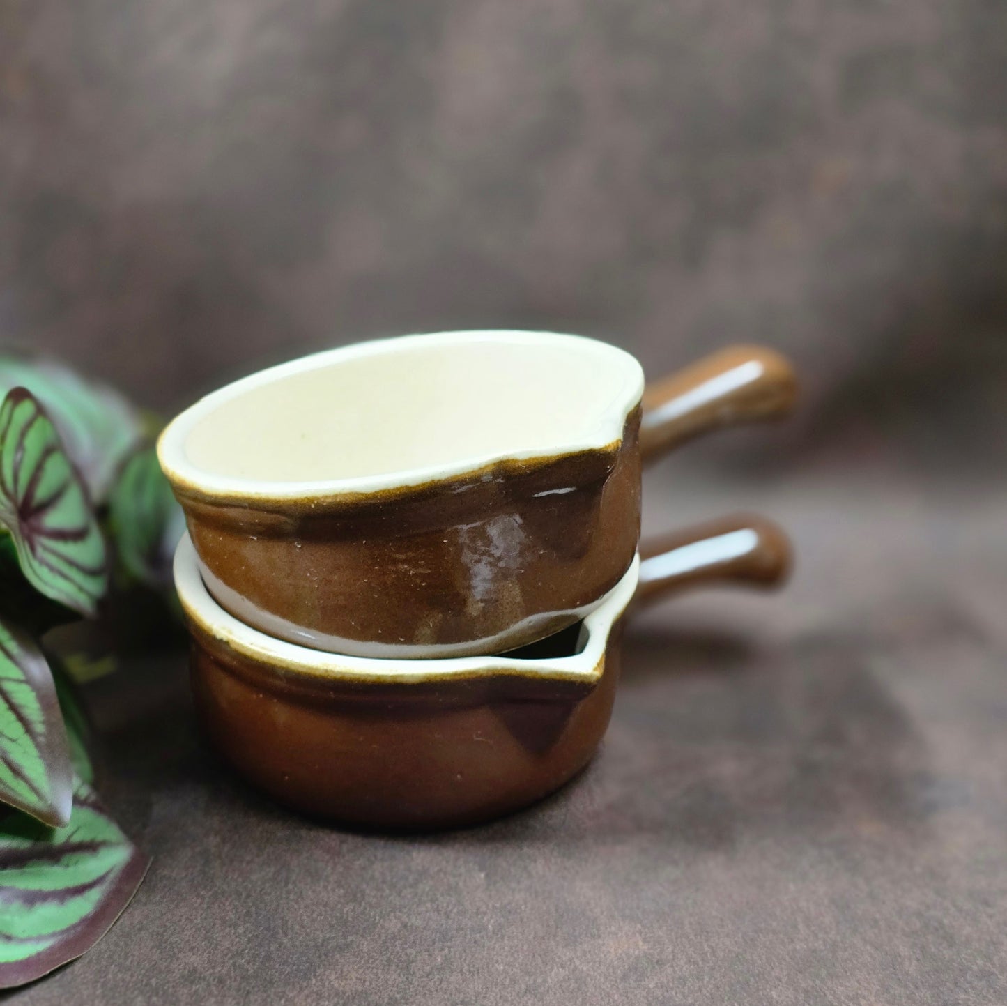Set aus 2 Saucenpfännchen, braun/creme. Schweres Steinzeug, Landhaus-Look, ca. 1970er–1980er. Praktisch & dekorativ, gute Erhaltung mit Patina/Craquelé.