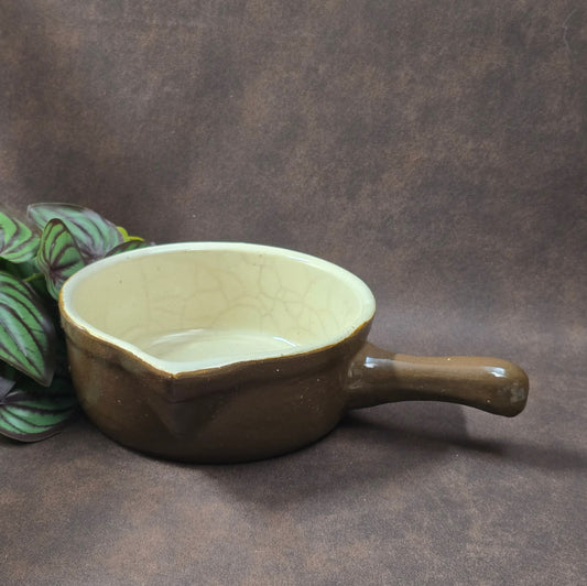 Rustikaler Keramik-Stieltopf mit Ausguss von FNK Bochnia (Polen), ca. 1970er–1980er. Braun/creme, schweres Steinzeug, ideal zum Servieren. Guter Vintage-Zustand mit authentischem Craquelé.