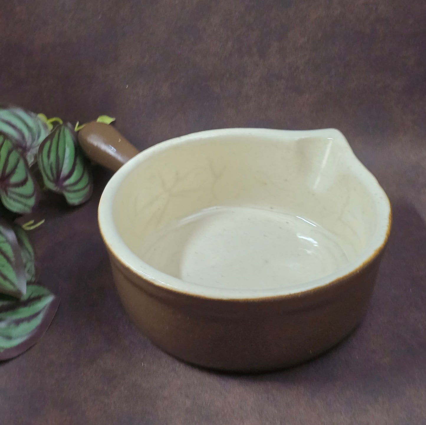 Rustikaler Keramik-Stieltopf mit Ausguss von FNK Bochnia (Polen), ca. 1970er–1980er. Braun/creme, schweres Steinzeug, ideal zum Servieren. Guter Vintage-Zustand mit authentischem Craquelé.