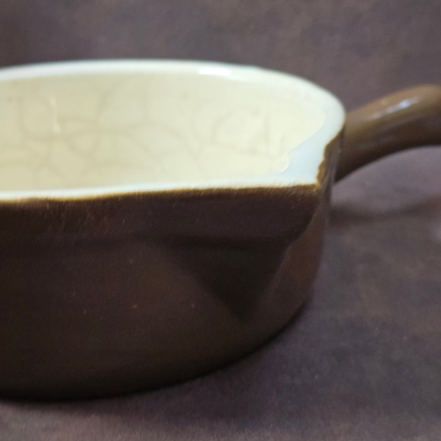 Rustikaler Keramik-Stieltopf mit Ausguss von FNK Bochnia (Polen), ca. 1970er–1980er. Braun/creme, schweres Steinzeug, ideal zum Servieren. Guter Vintage-Zustand mit authentischem Craquelé.