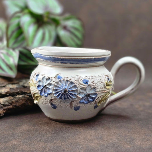 Kleiner Krug im Landhausstil, ca. 1970, handgefertigt – vermutlich Ainring Keramik. Mit floraler Reliefverzierung – perfekt für deine Vintage Wohnung oder als Geschenk.