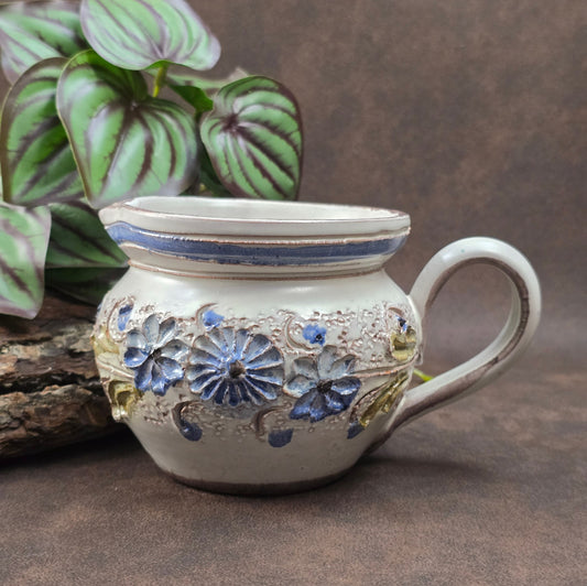Kleiner Krug im Landhausstil, ca. 1970, handgefertigt – vermutlich Ainring Keramik. Mit floraler Reliefverzierung – perfekt für deine Vintage Wohnung oder als Geschenk.