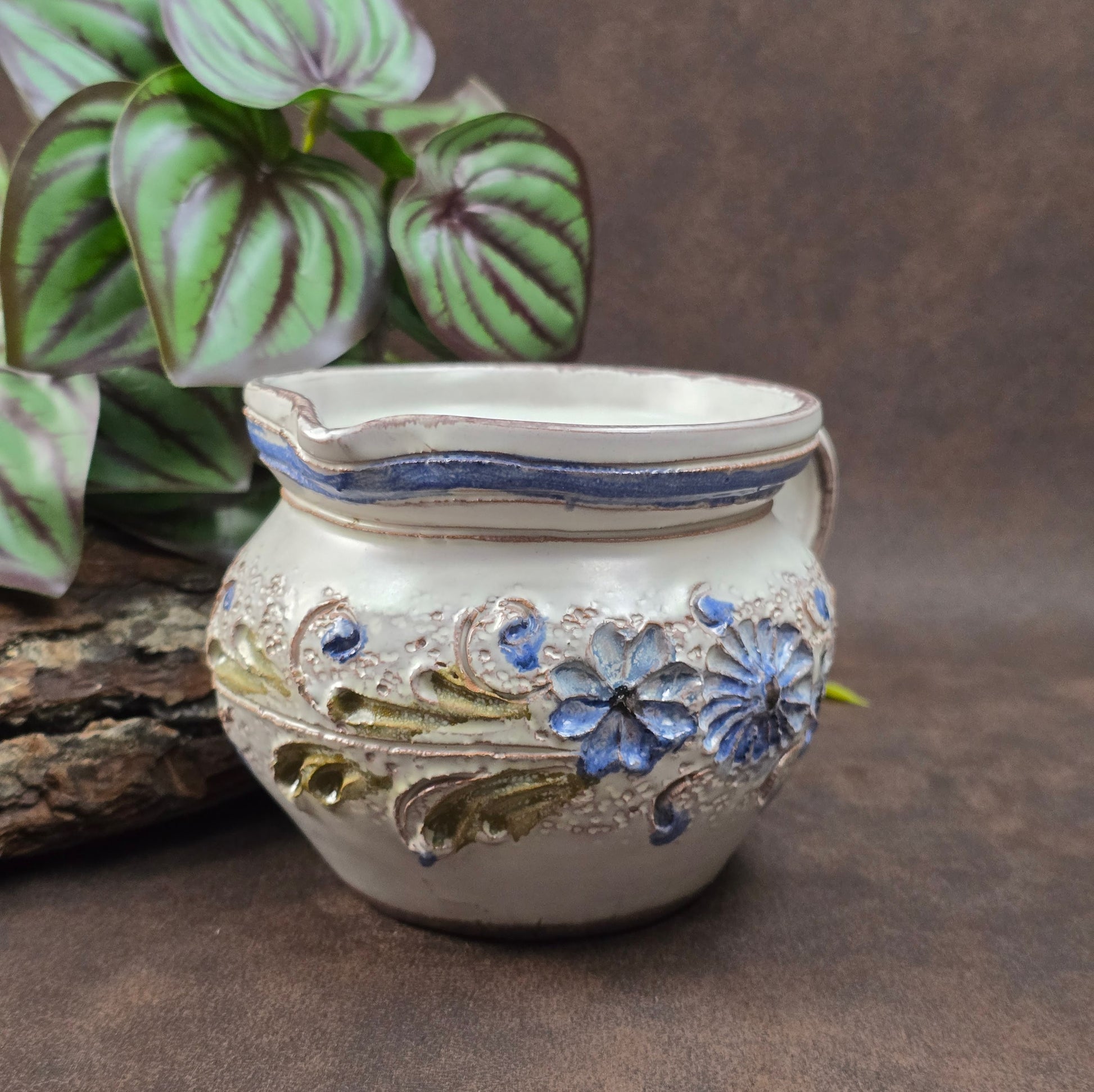Kleiner Krug im Landhausstil, ca. 1970, handgefertigt – vermutlich Ainring Keramik. Mit floraler Reliefverzierung – perfekt für deine Vintage Wohnung oder als Geschenk.