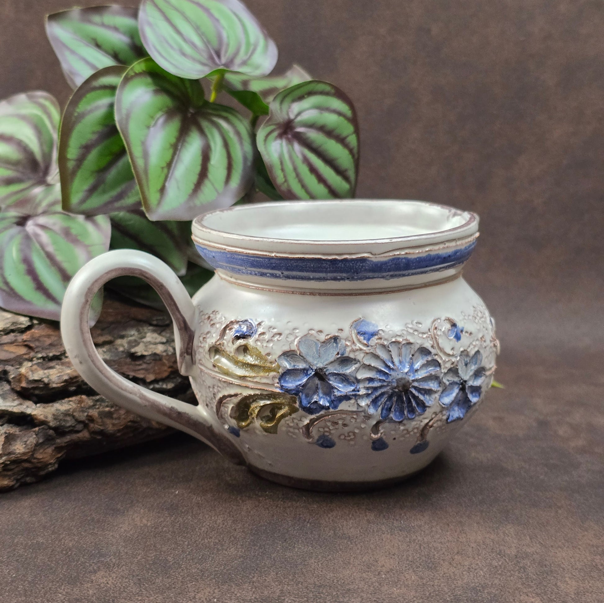 Kleiner Krug im Landhausstil, ca. 1970, handgefertigt – vermutlich Ainring Keramik. Mit floraler Reliefverzierung – perfekt für deine Vintage Wohnung oder als Geschenk.