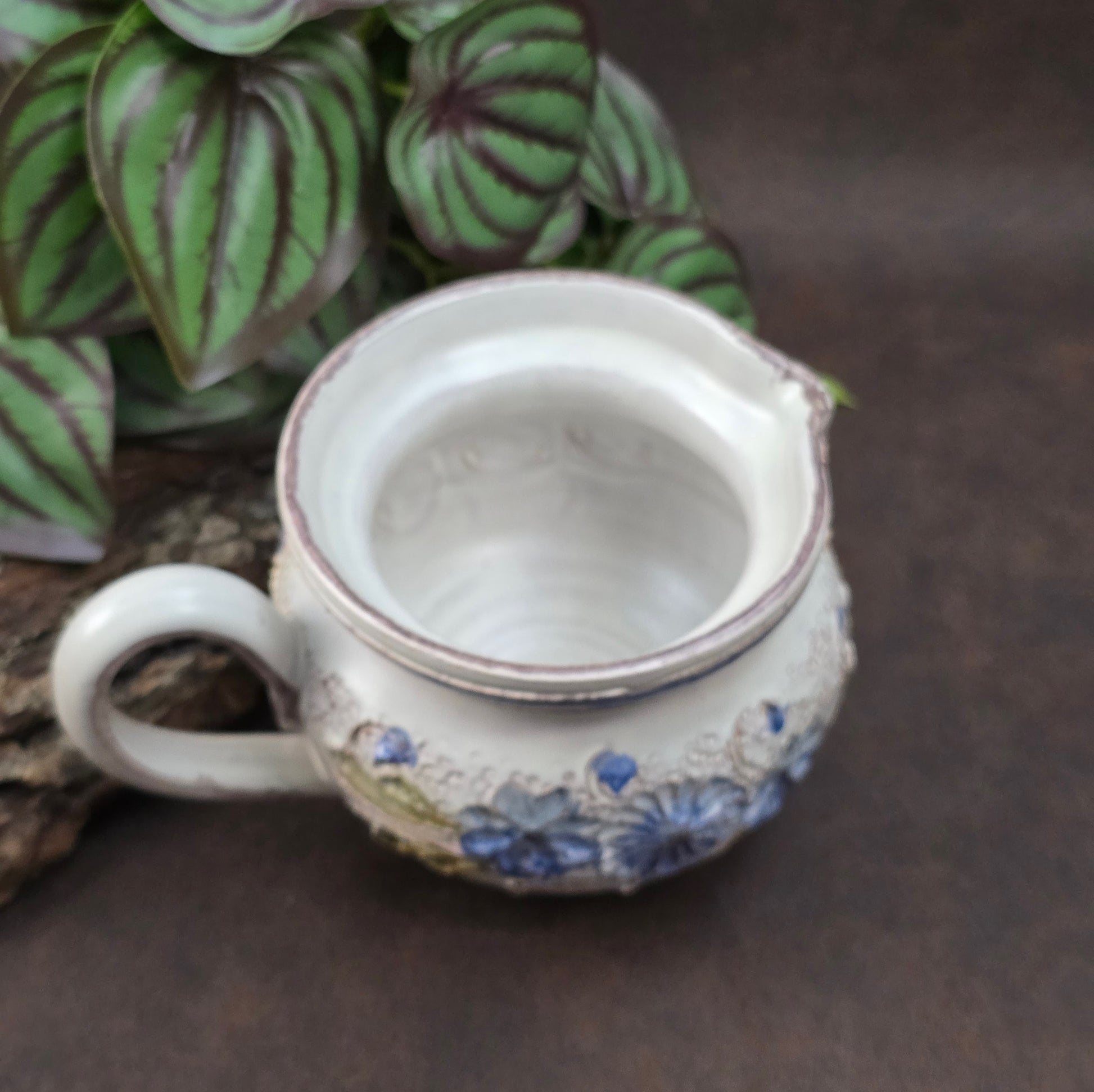 Kleiner Krug im Landhausstil, ca. 1970, handgefertigt – vermutlich Ainring Keramik. Mit floraler Reliefverzierung – perfekt für deine Vintage Wohnung oder als Geschenk.