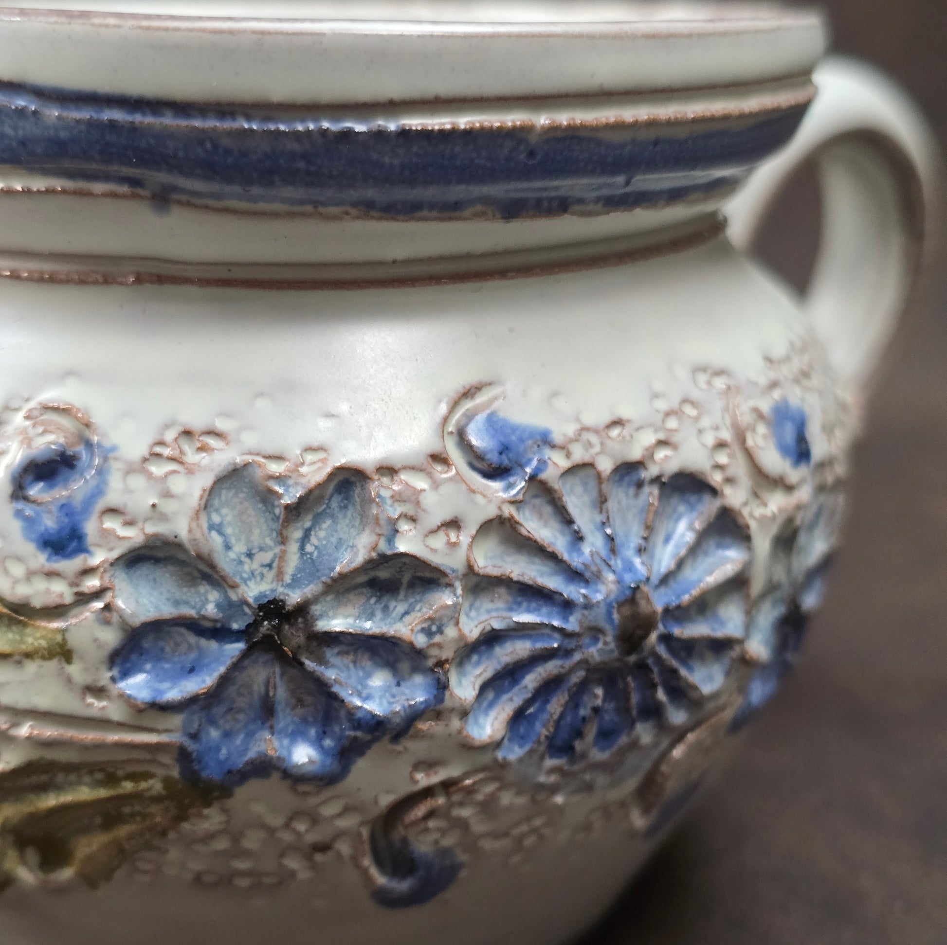 Kleiner Krug im Landhausstil, ca. 1970, handgefertigt – vermutlich Ainring Keramik. Mit floraler Reliefverzierung – perfekt für deine Vintage Wohnung oder als Geschenk.