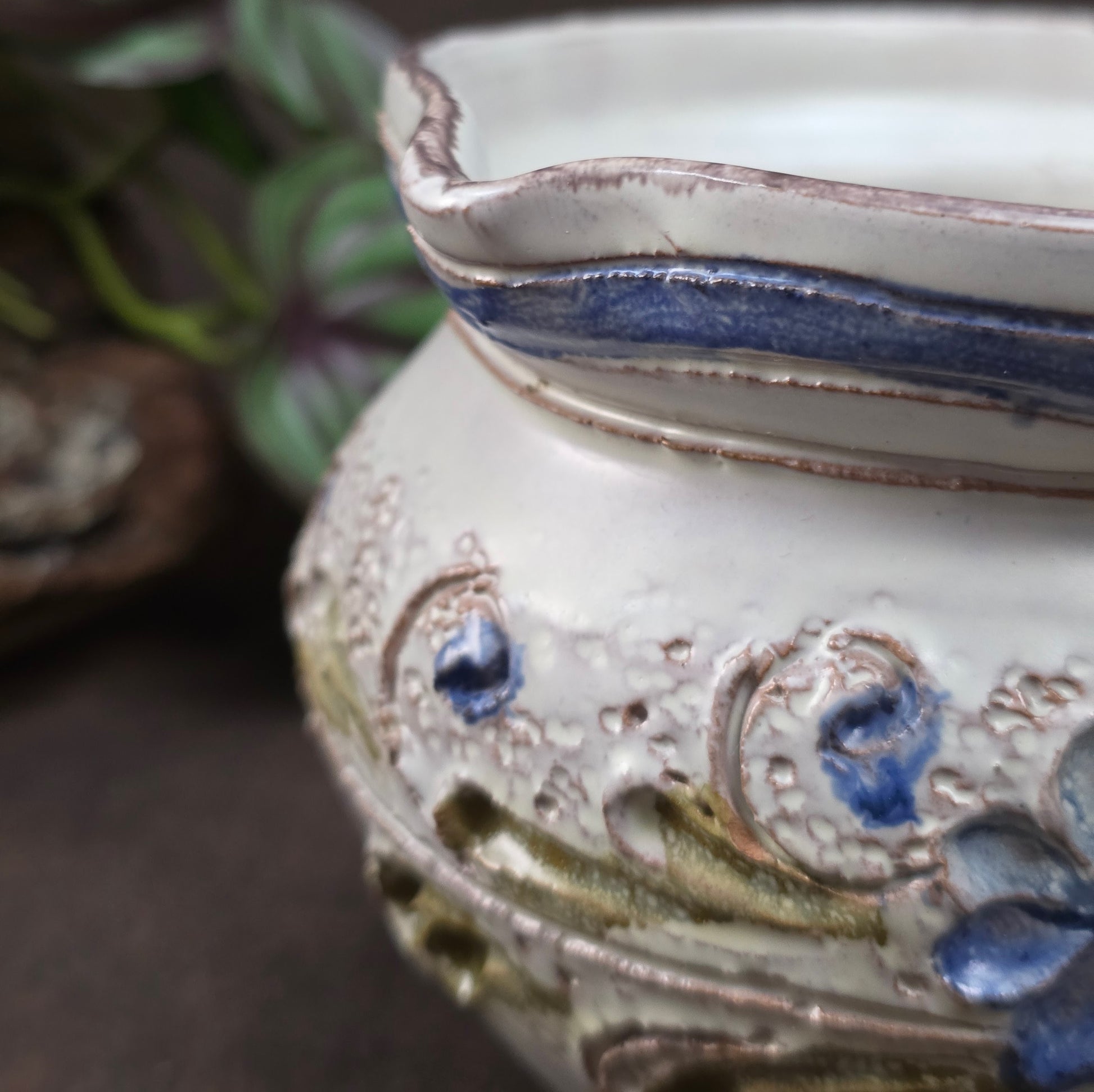 Kleiner Krug im Landhausstil, ca. 1970, handgefertigt – vermutlich Ainring Keramik. Mit floraler Reliefverzierung – perfekt für deine Vintage Wohnung oder als Geschenk.