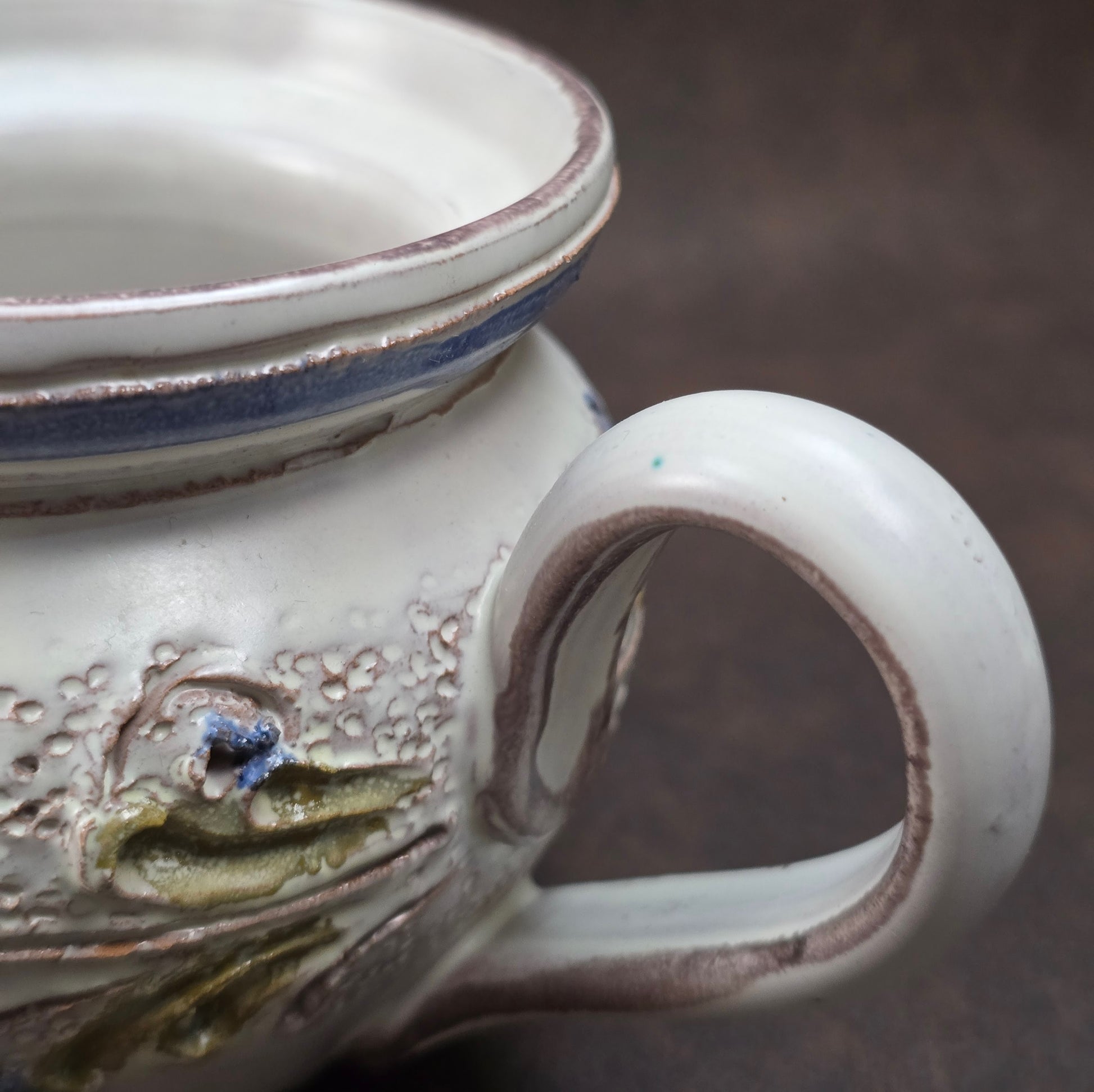 Kleiner Krug im Landhausstil, ca. 1970, handgefertigt – vermutlich Ainring Keramik. Mit floraler Reliefverzierung – perfekt für deine Vintage Wohnung oder als Geschenk.