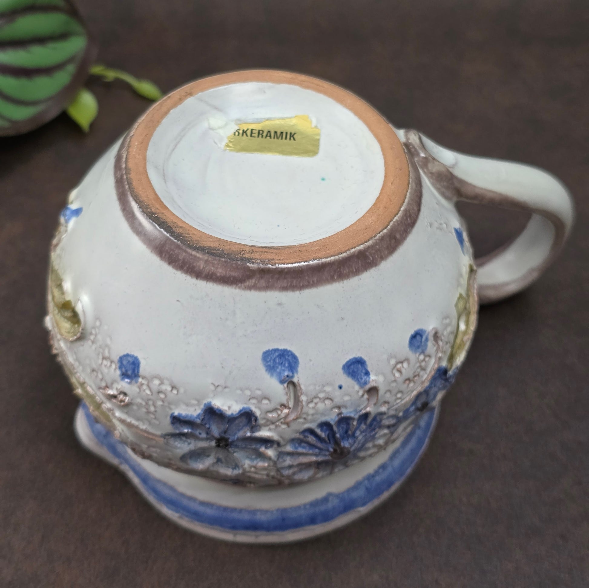 Kleiner Krug im Landhausstil, ca. 1970, handgefertigt – vermutlich Ainring Keramik. Mit floraler Reliefverzierung – perfekt für deine Vintage Wohnung oder als Geschenk.