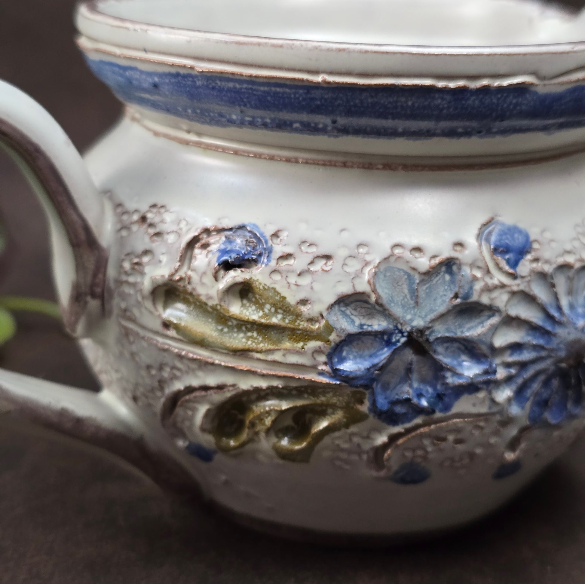 Kleiner Krug im Landhausstil, ca. 1970, handgefertigt – vermutlich Ainring Keramik. Mit floraler Reliefverzierung – perfekt für deine Vintage Wohnung oder als Geschenk.