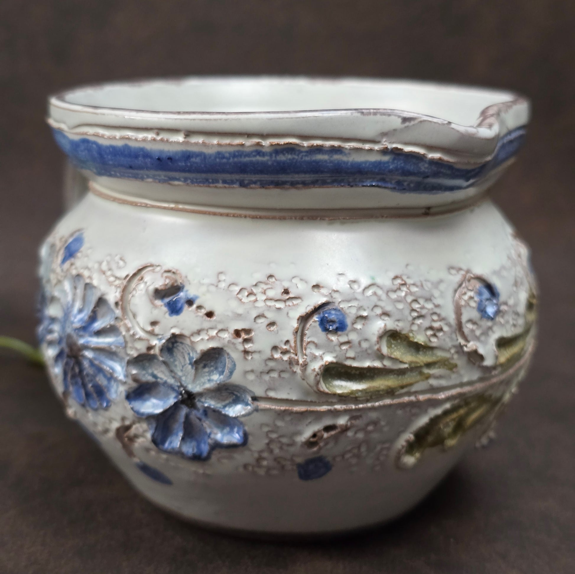 Kleiner Krug im Landhausstil, ca. 1970, handgefertigt – vermutlich Ainring Keramik. Mit floraler Reliefverzierung – perfekt für deine Vintage Wohnung oder als Geschenk.