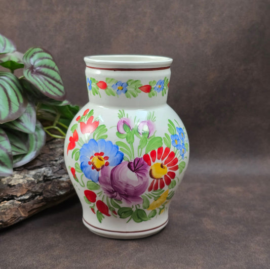 Handbemalter Keramik-Krug von Chodovia aus den 1960er-Jahren. Mit floralem Dekor im Landhausstil – ideal als kleine Vase oder nostalgische Vintage-Dekoration.