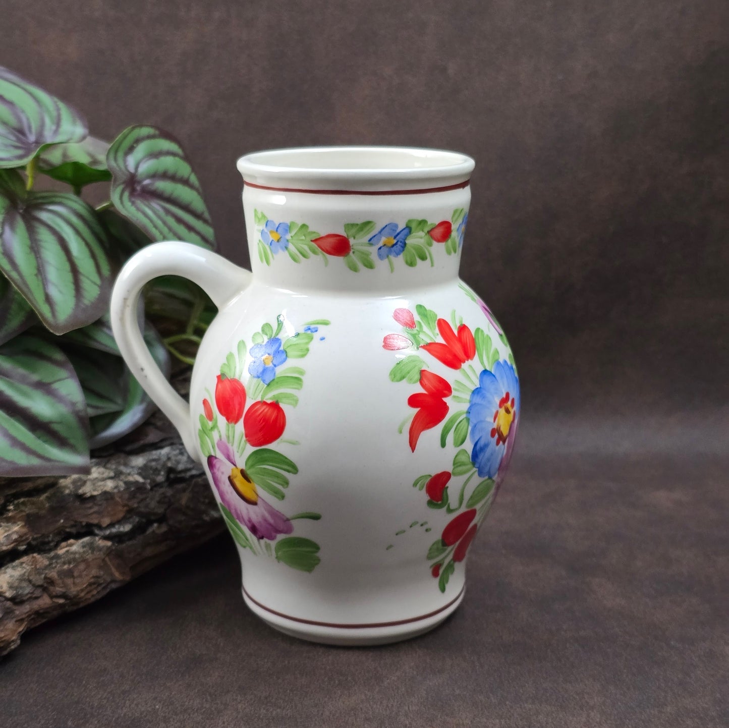 Handbemalter Keramik-Krug von Chodovia aus den 1960er-Jahren. Mit floralem Dekor im Landhausstil – ideal als kleine Vase oder nostalgische Vintage-Dekoration.