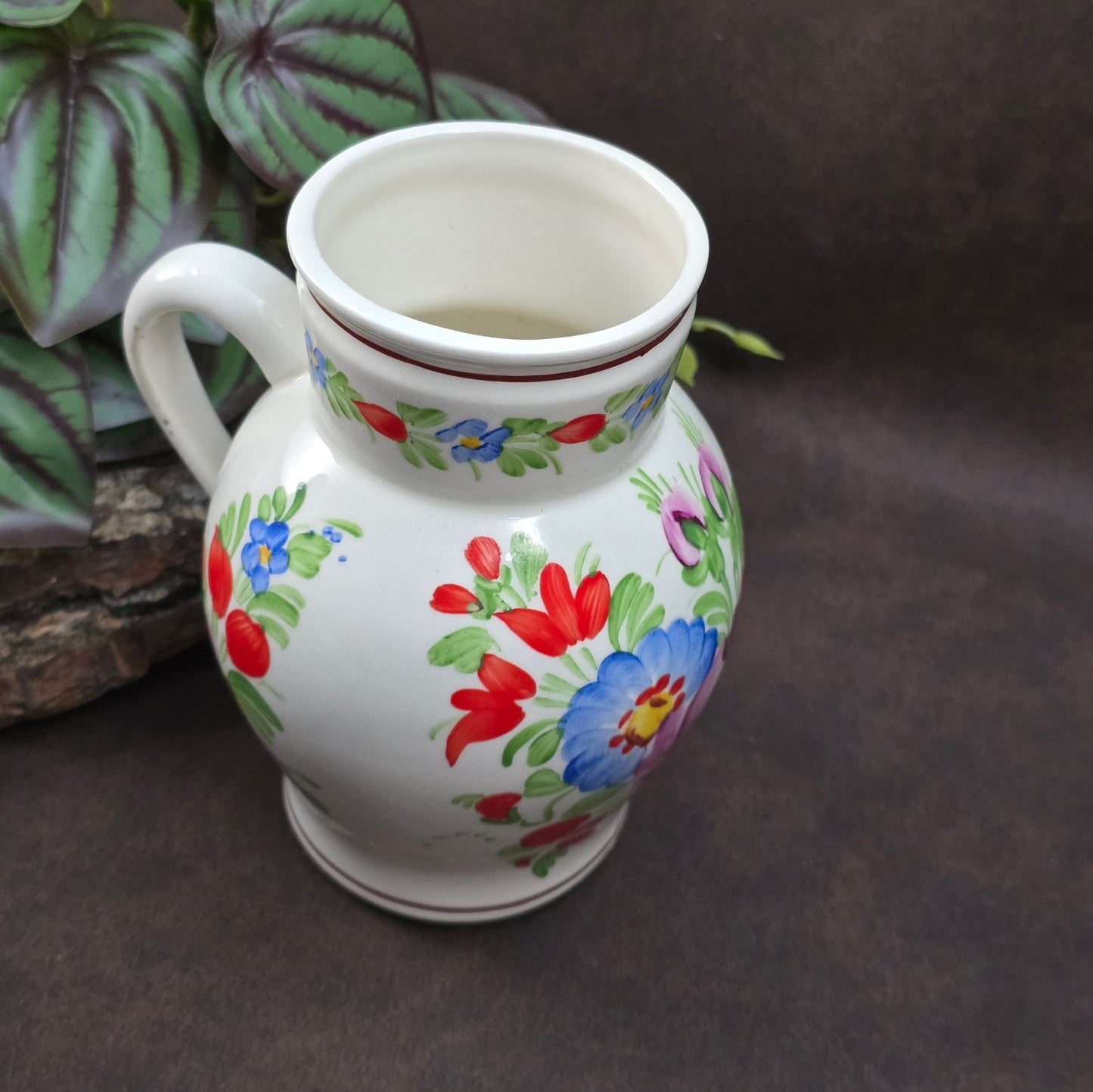 Handbemalter Keramik-Krug von Chodovia aus den 1960er-Jahren. Mit floralem Dekor im Landhausstil – ideal als kleine Vase oder nostalgische Vintage-Dekoration.