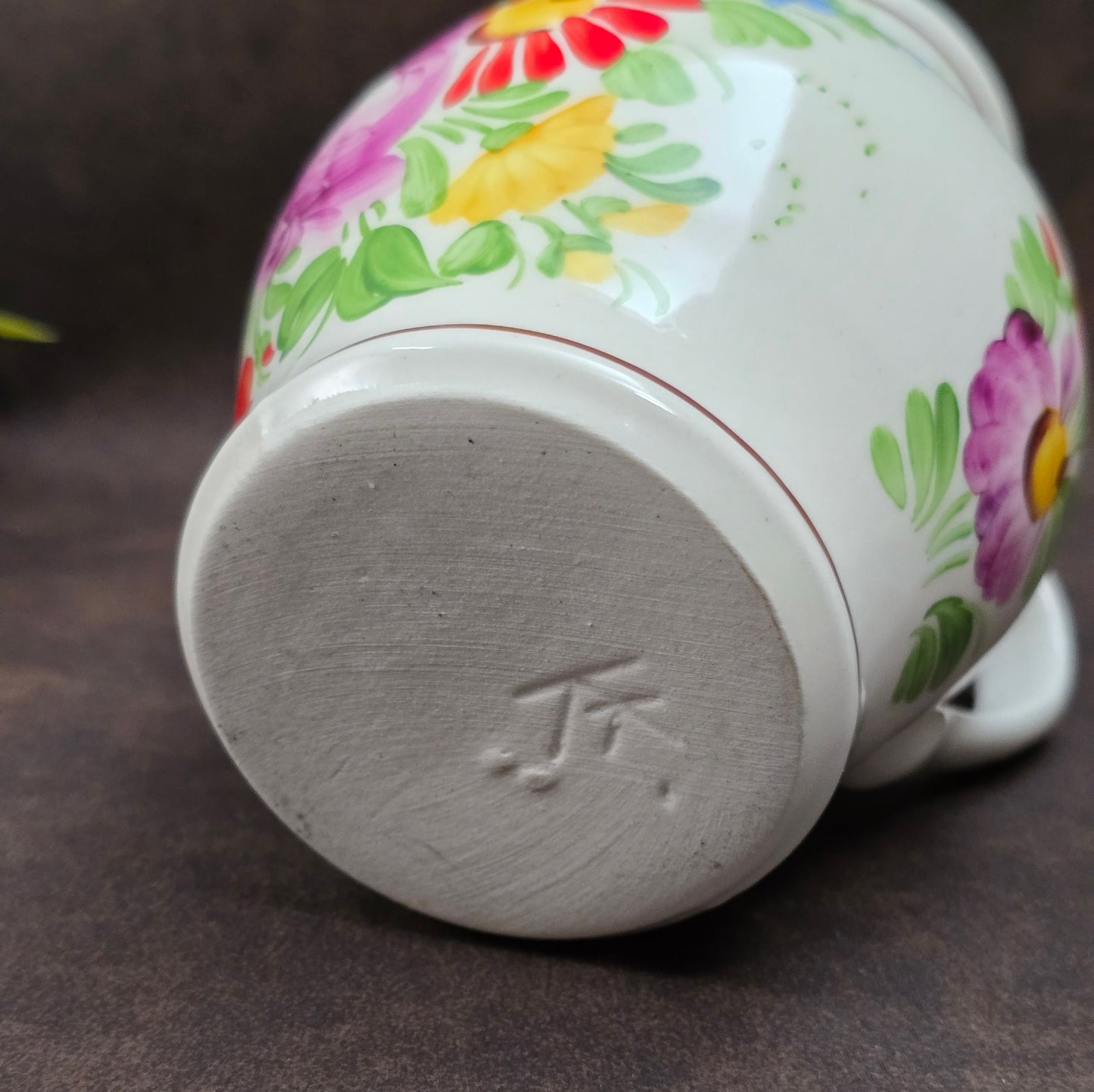 Handbemalter Keramik-Krug von Chodovia aus den 1960er-Jahren. Mit floralem Dekor im Landhausstil – ideal als kleine Vase oder nostalgische Vintage-Dekoration.