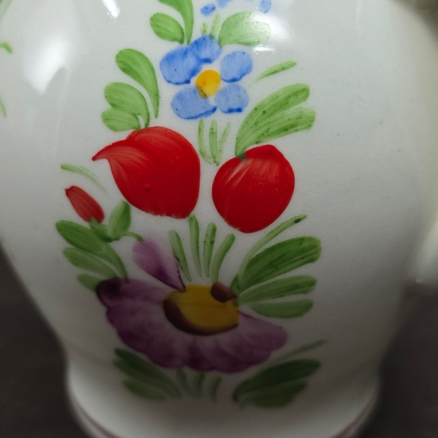 Handbemalter Keramik-Krug von Chodovia aus den 1960er-Jahren. Mit floralem Dekor im Landhausstil – ideal als kleine Vase oder nostalgische Vintage-Dekoration.