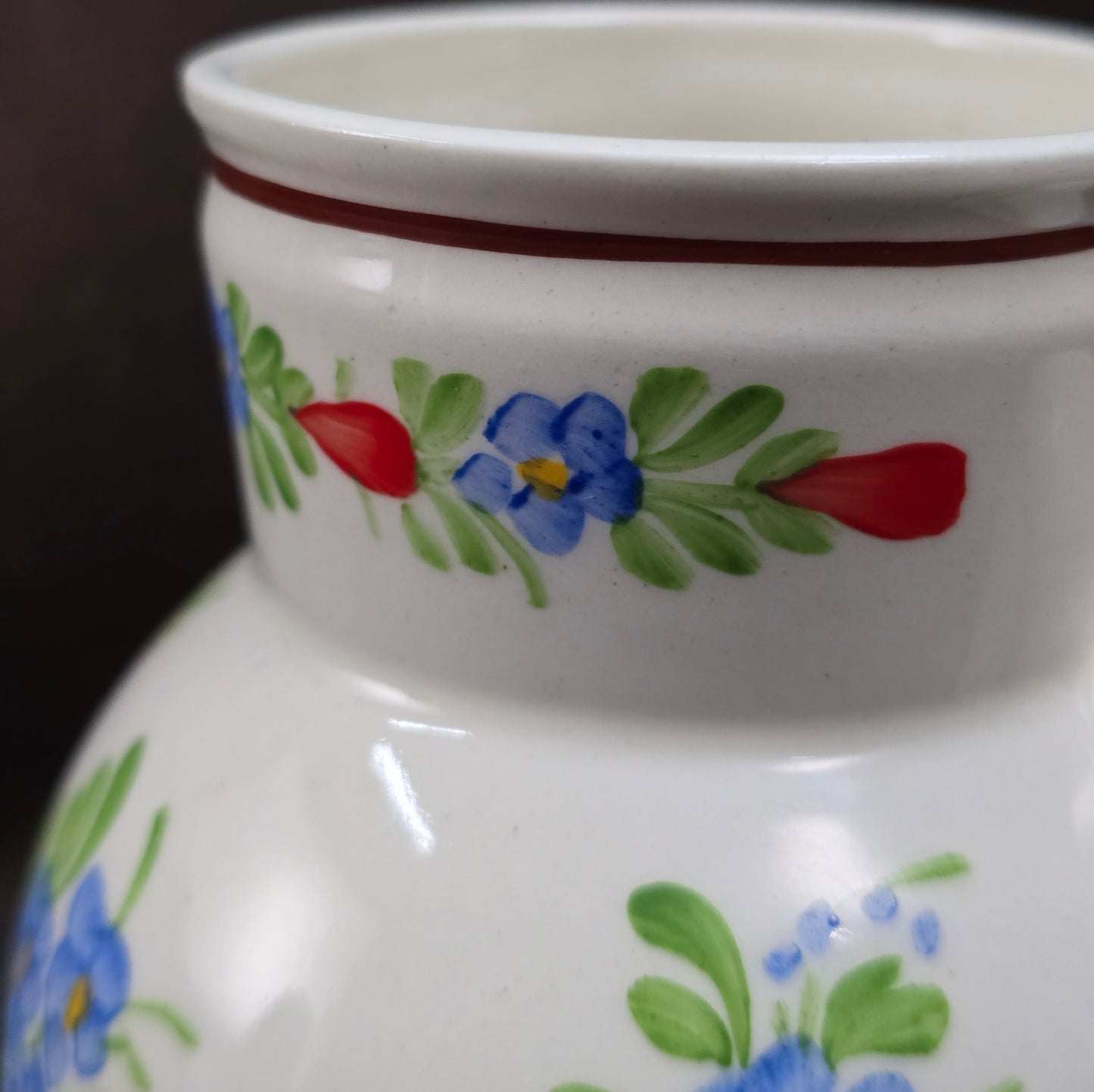 Handbemalter Keramik-Krug von Chodovia aus den 1960er-Jahren. Mit floralem Dekor im Landhausstil – ideal als kleine Vase oder nostalgische Vintage-Dekoration.