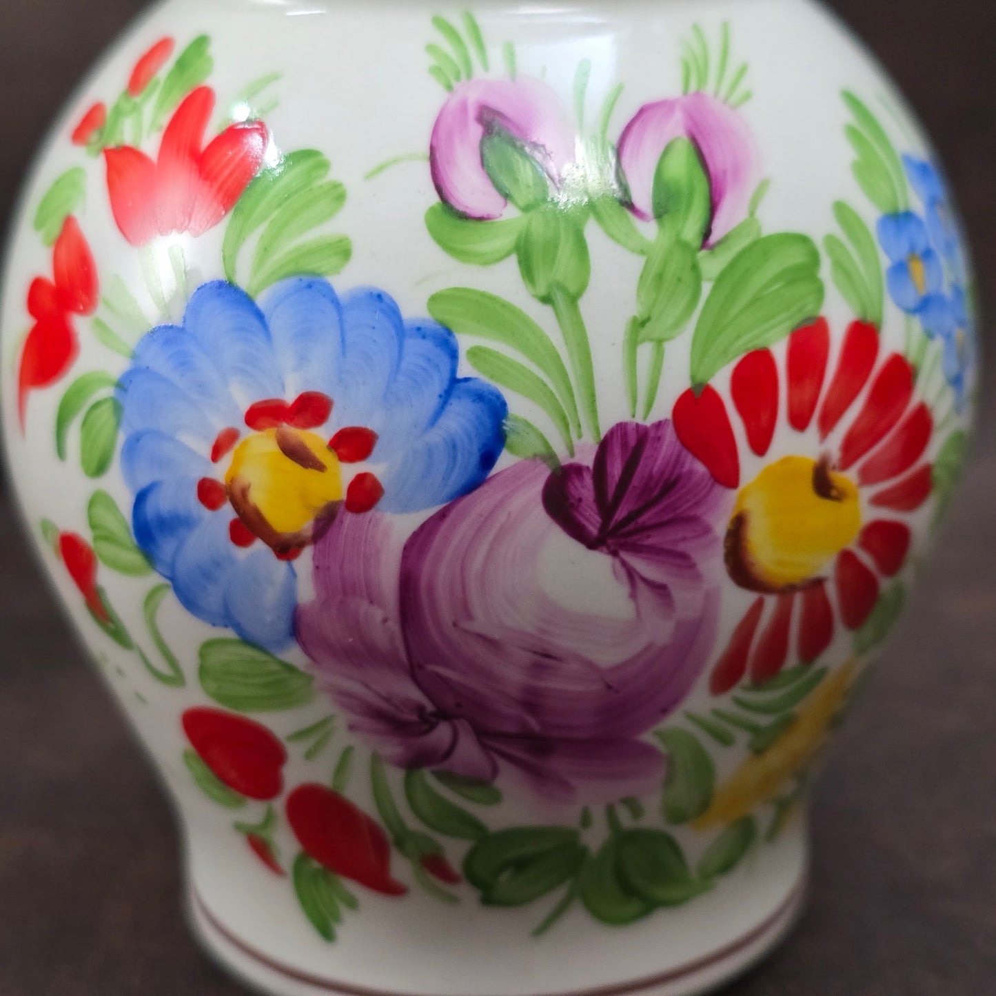 Handbemalter Keramik-Krug von Chodovia aus den 1960er-Jahren. Mit floralem Dekor im Landhausstil – ideal als kleine Vase oder nostalgische Vintage-Dekoration.