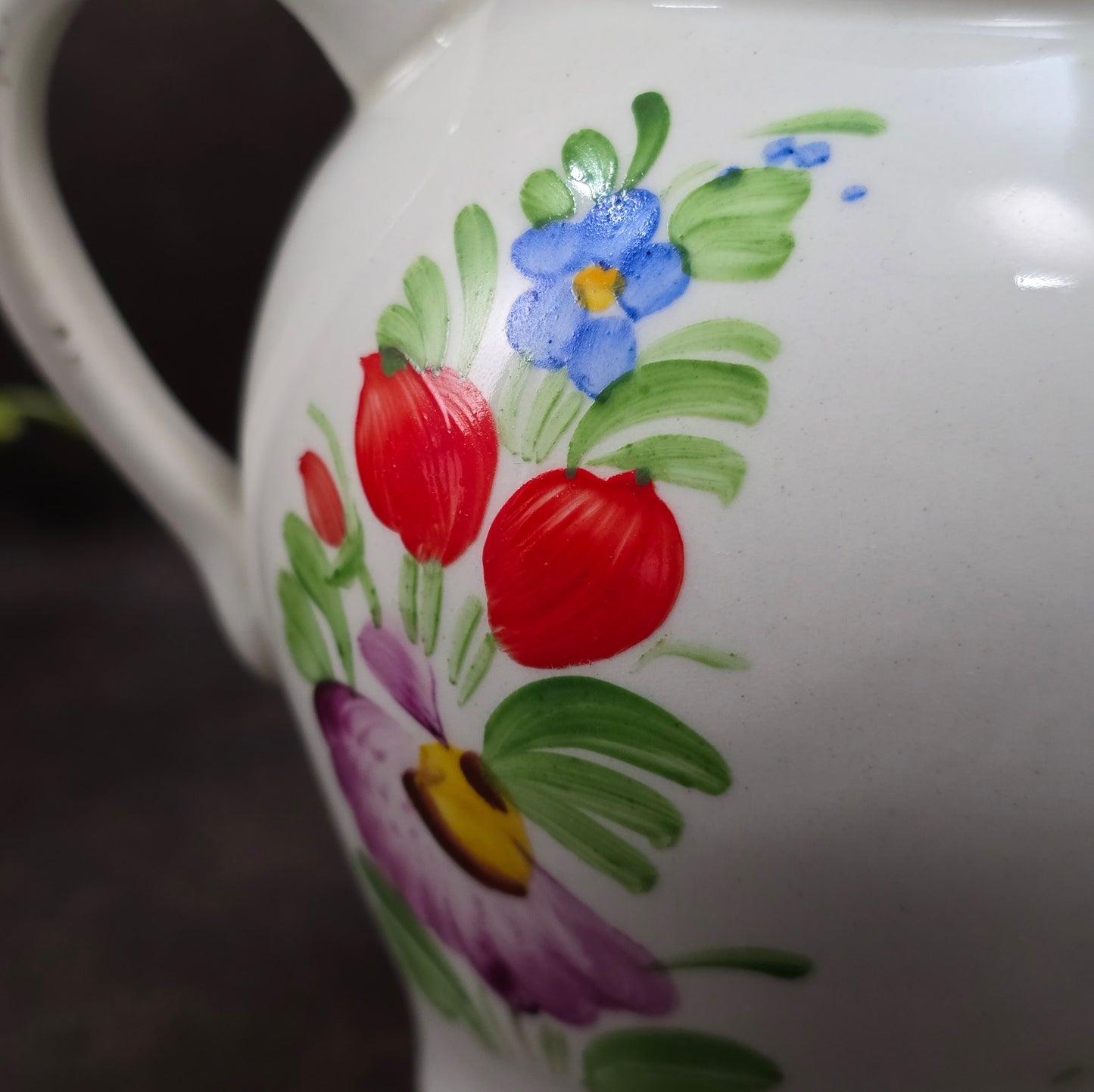Handbemalter Keramik-Krug von Chodovia aus den 1960er-Jahren. Mit floralem Dekor im Landhausstil – ideal als kleine Vase oder nostalgische Vintage-Dekoration.