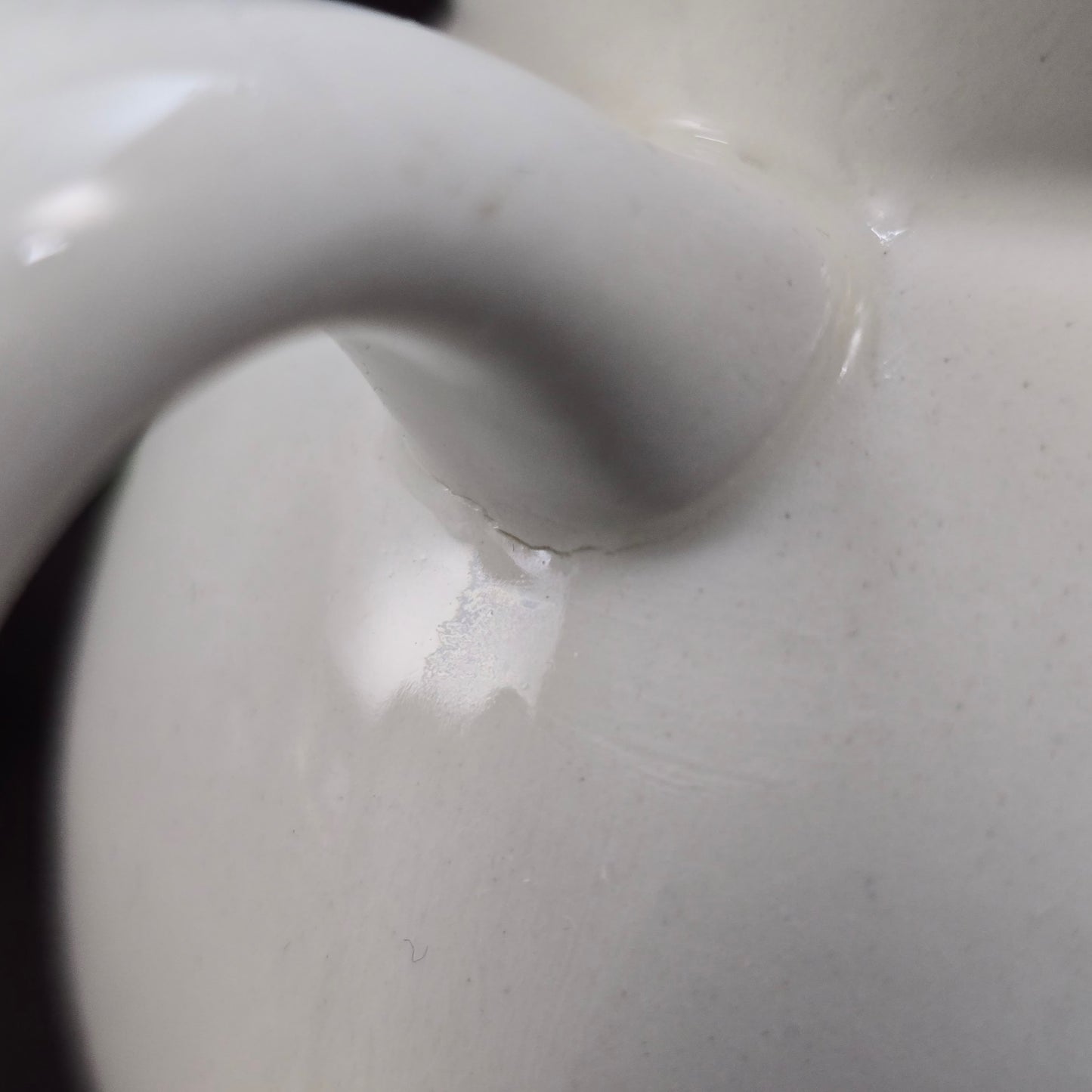 Handbemalter Keramik-Krug von Chodovia aus den 1960er-Jahren. Mit floralem Dekor im Landhausstil – ideal als kleine Vase oder nostalgische Vintage-Dekoration.