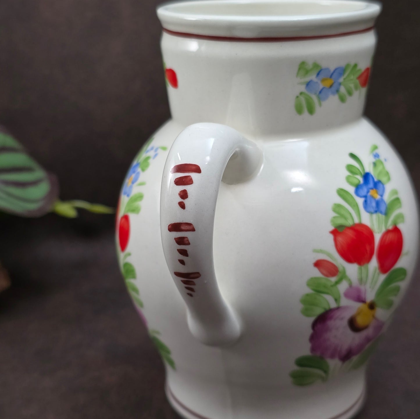 Handbemalter Keramik-Krug von Chodovia aus den 1960er-Jahren. Mit floralem Dekor im Landhausstil – ideal als kleine Vase oder nostalgische Vintage-Dekoration.